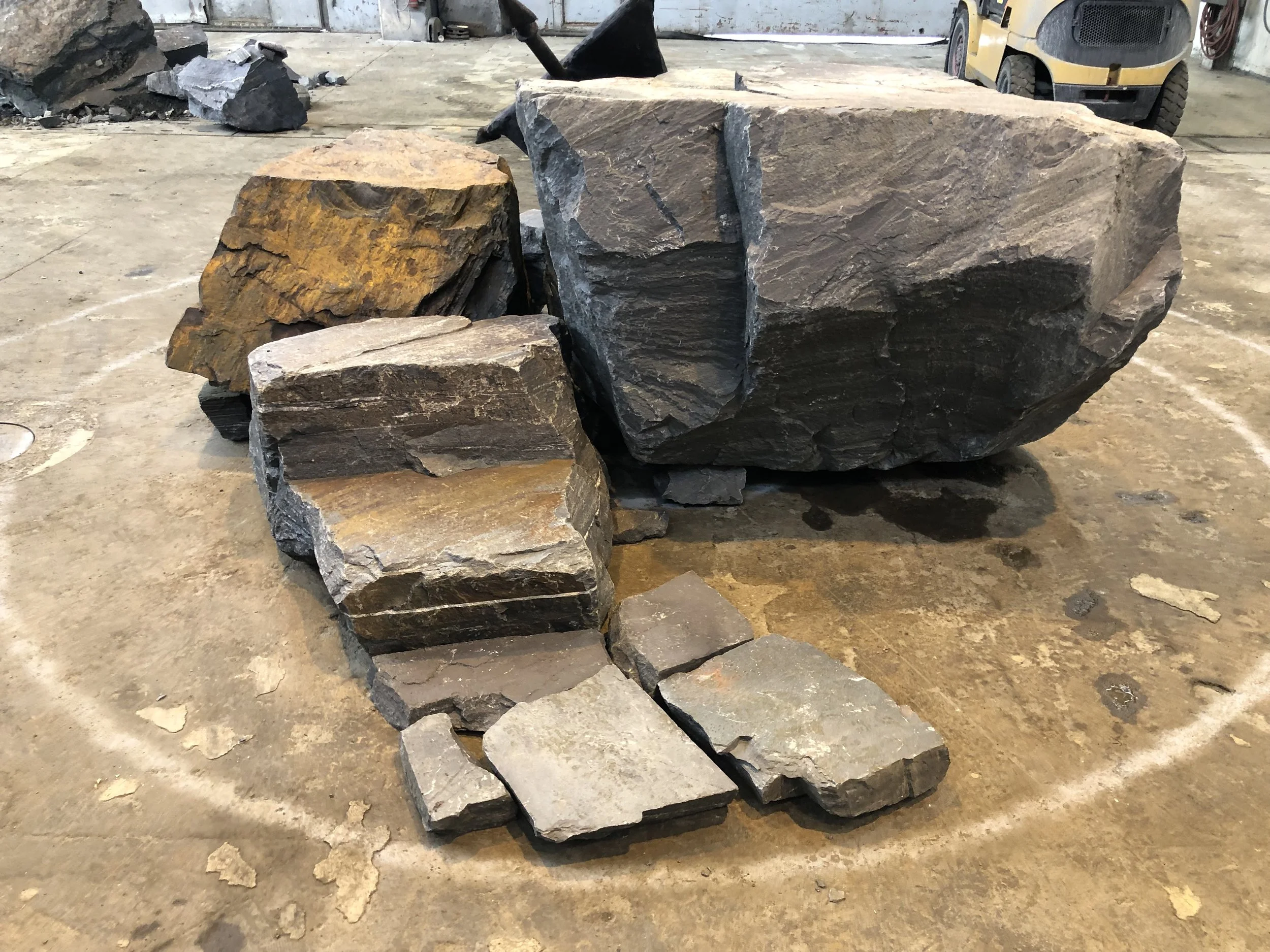 Baksiden av fundamentet, med trappen opp til hovedelementene i konstruksjonen.