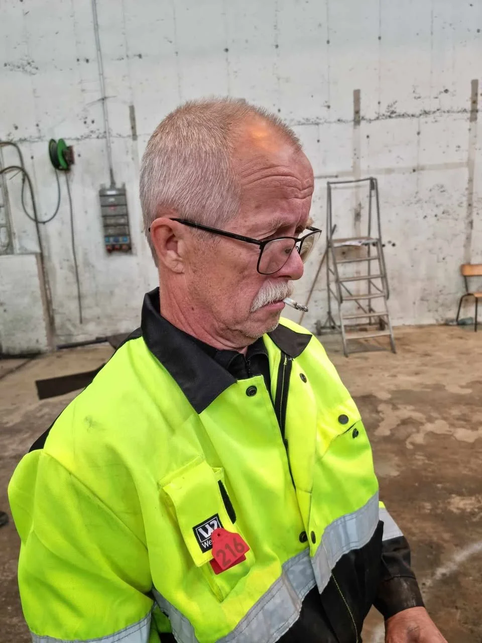 Charles Mortensen - i velkjent positur - under konstruksjonen av minnesmerket i Bjørnevatn