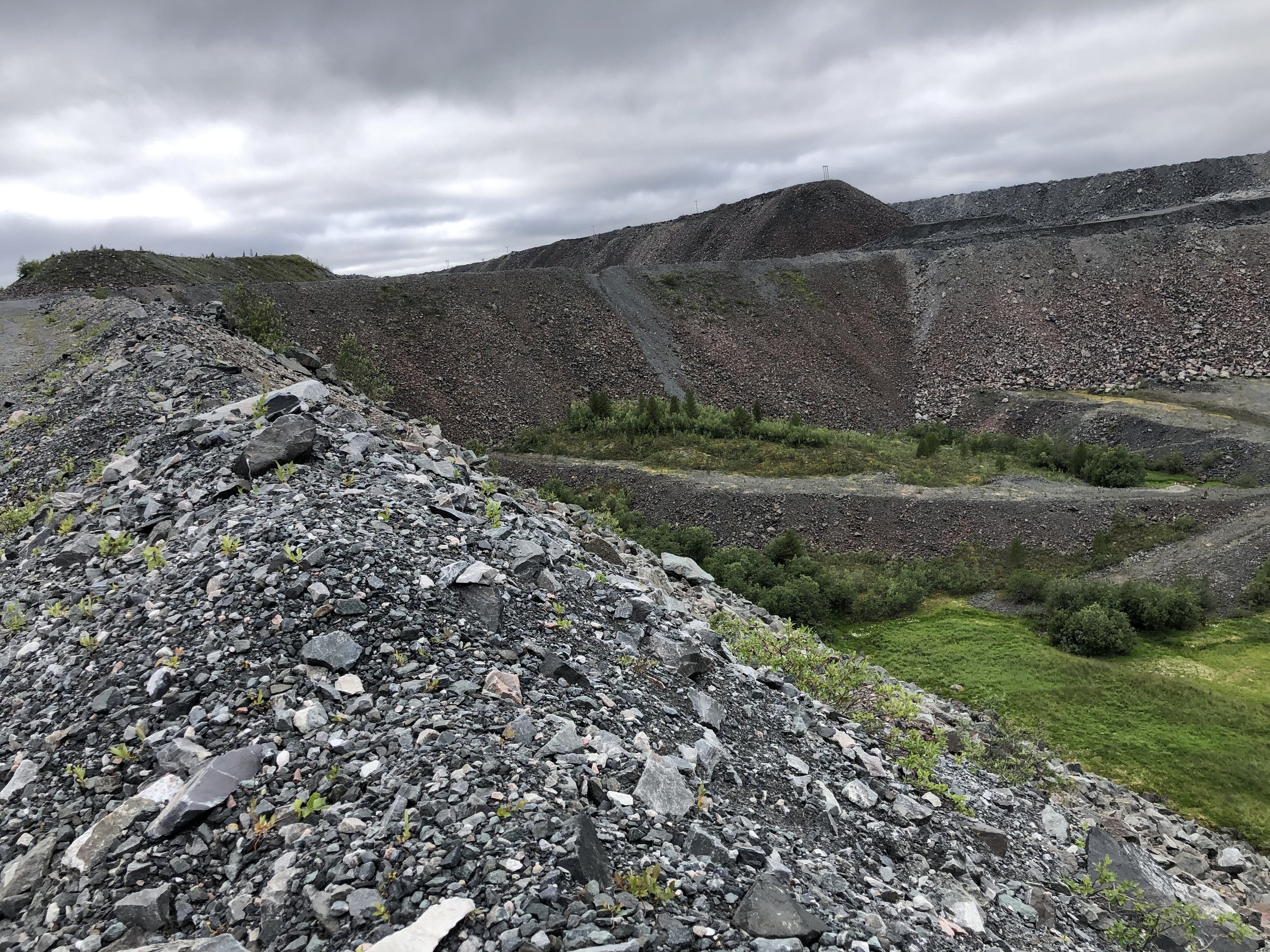 Glimt av en del av gråbergtippene.