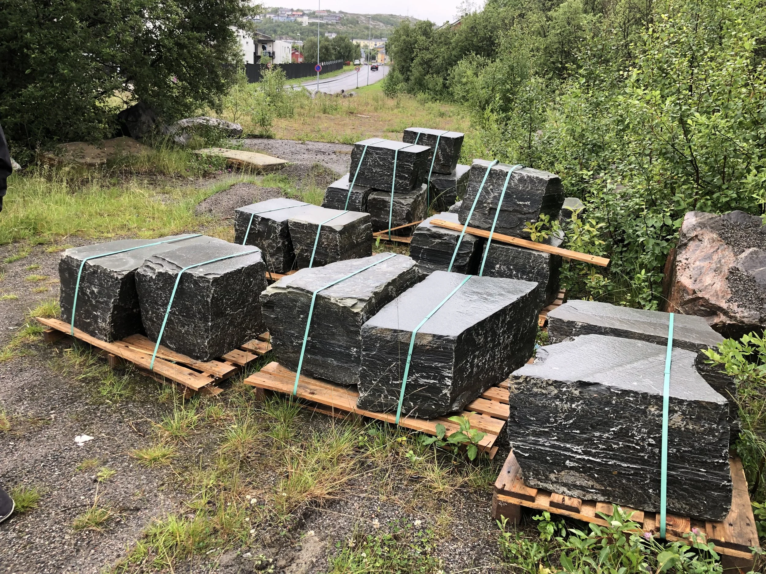 Skifterblokkene fra Alta lagret bak de gamle garasjene til sydvarangeransatte før montering. 