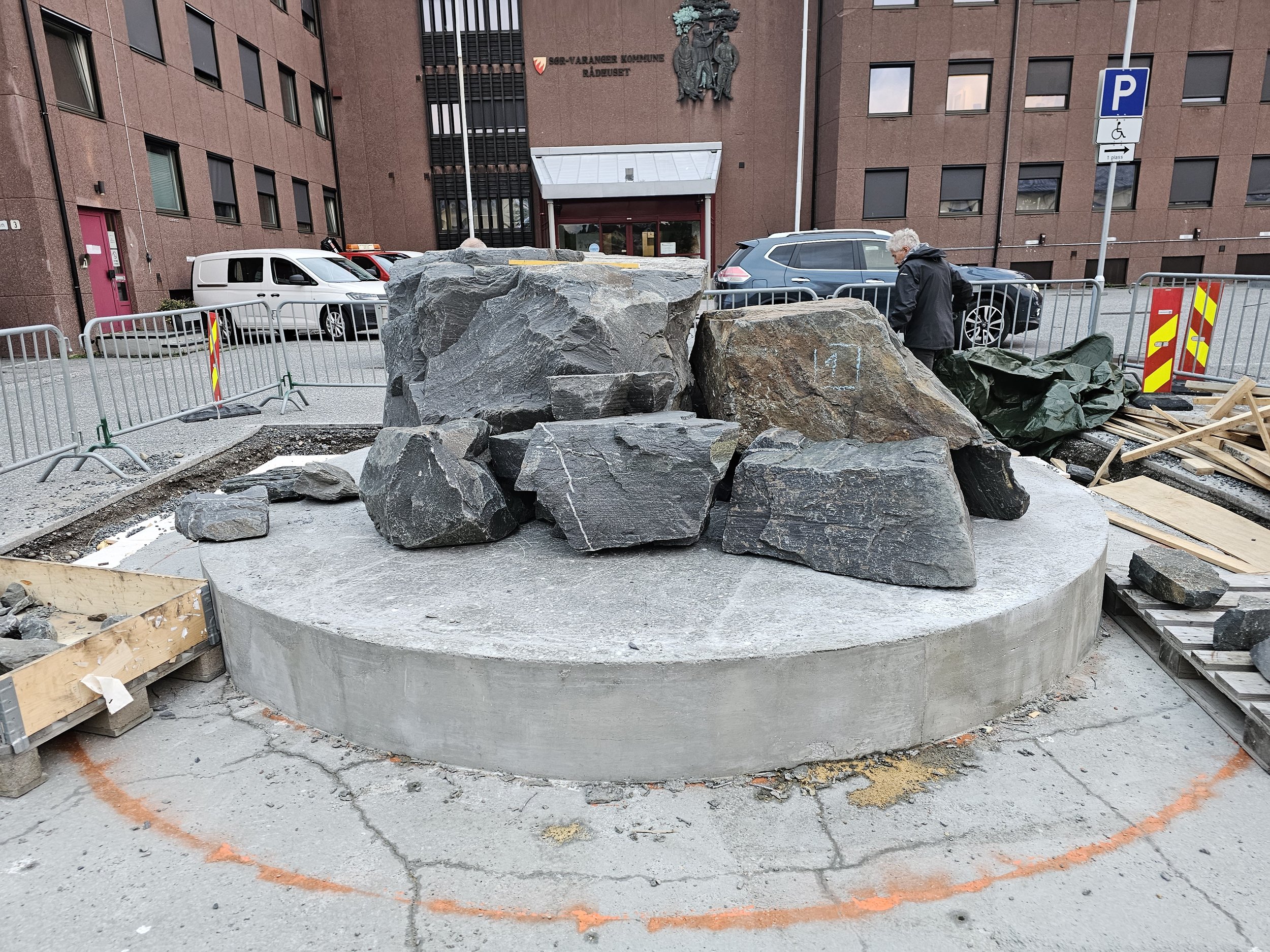 Malmblokkene er plassert på betongfundamentet. Trond Hansen i bakgrunnen.