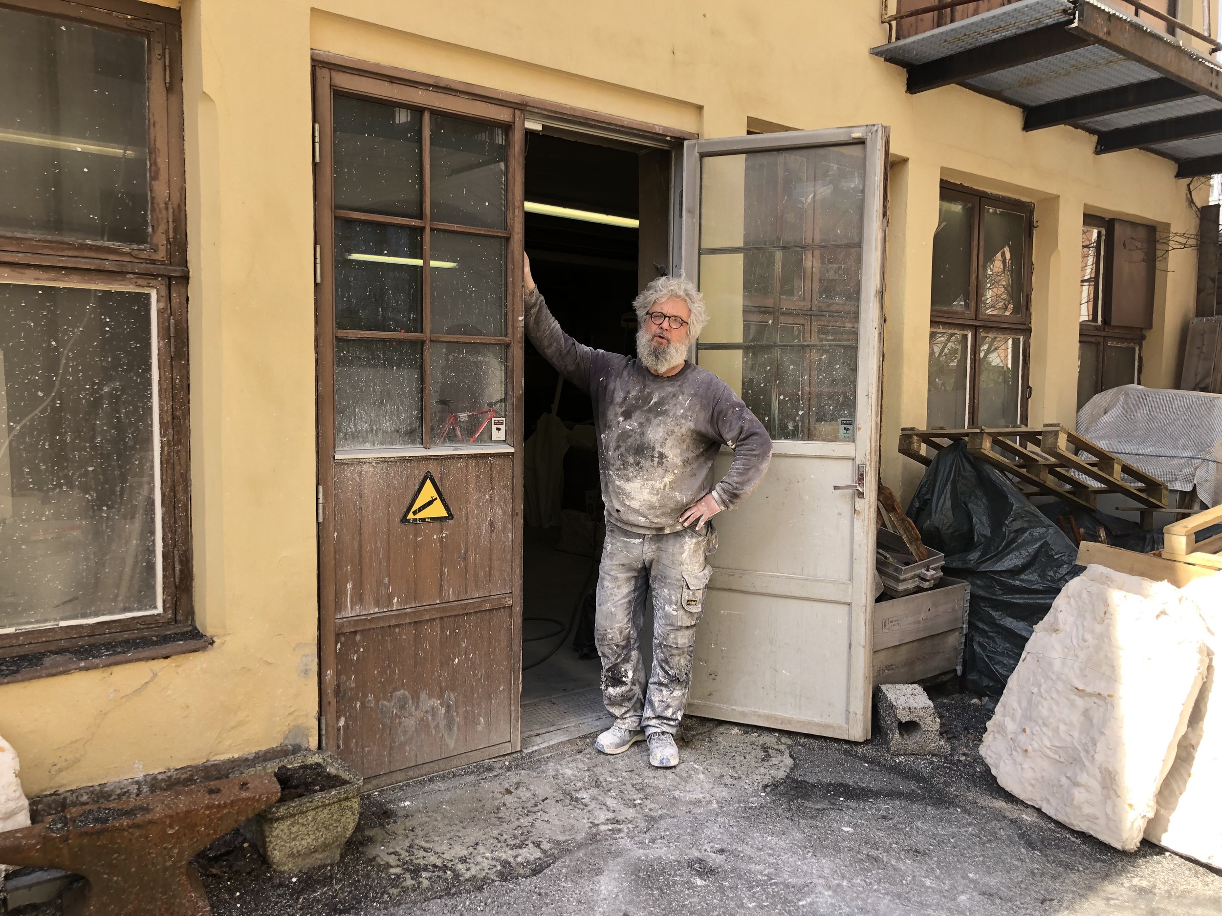 Bjørn-Thore Hansen foran lokalene til Kristiania Kunst- og Metalstøberi, hvor minnesmerket skal støpes.