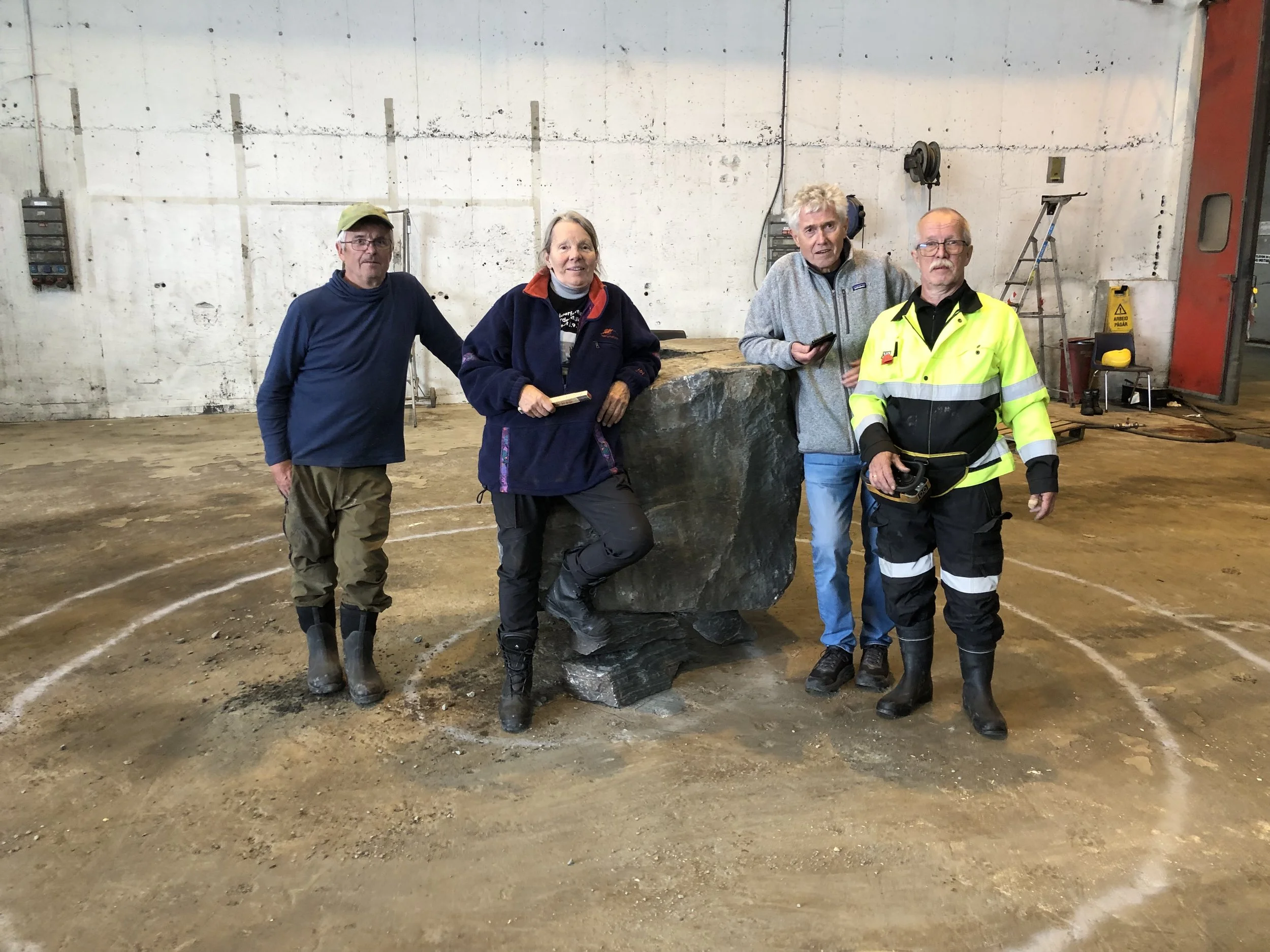 Diameteren til fundamentet er tegnet opp. Hovedblokken på plass. Her Halle Mikkelborg, Birthe Marie Løveid, Trond Hansen og Charles Mortensen.