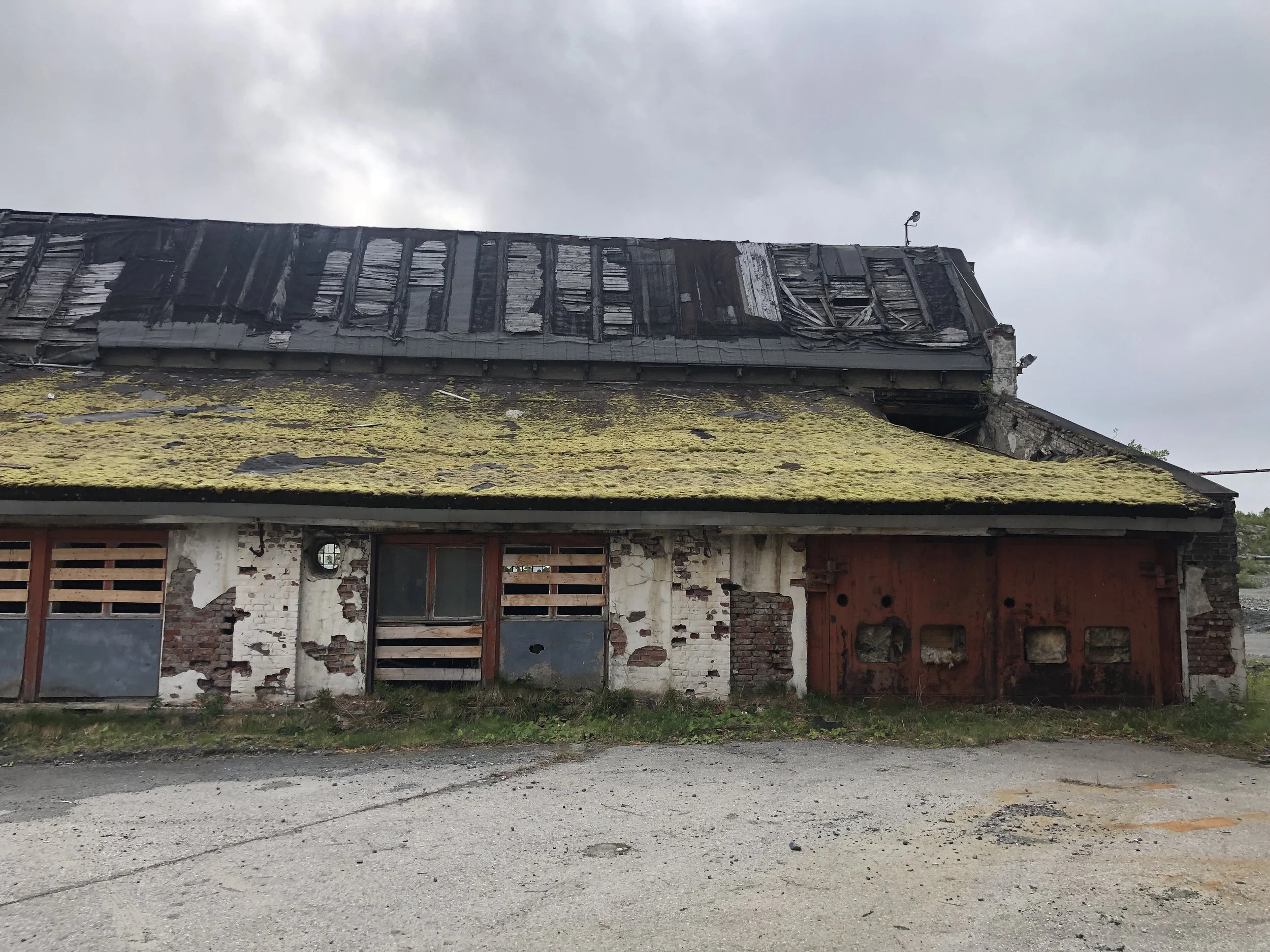 Det gamle mekaniske verkstedet i kraftig forfall.