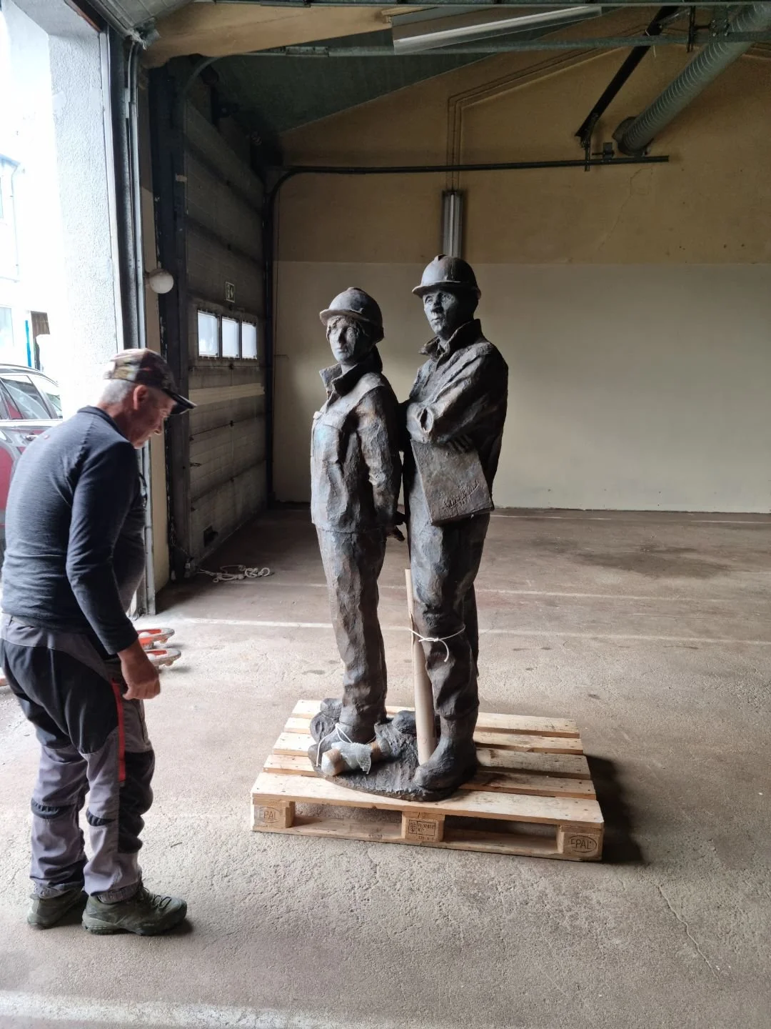 Halle Mikkelborg inspiserer figurene før de fraktes til fundamentet.