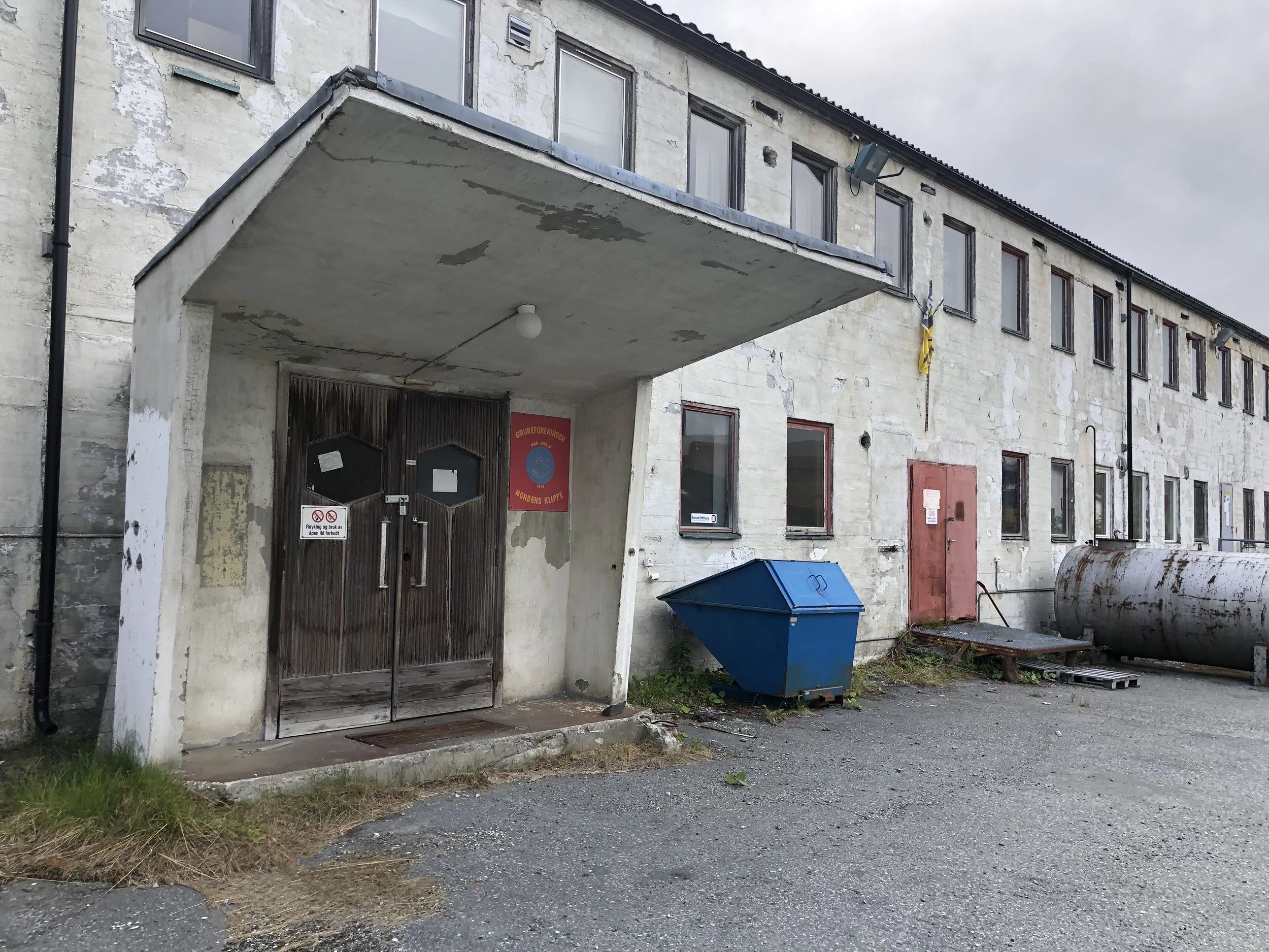 Her ser vi en større del av lagerbygningen.