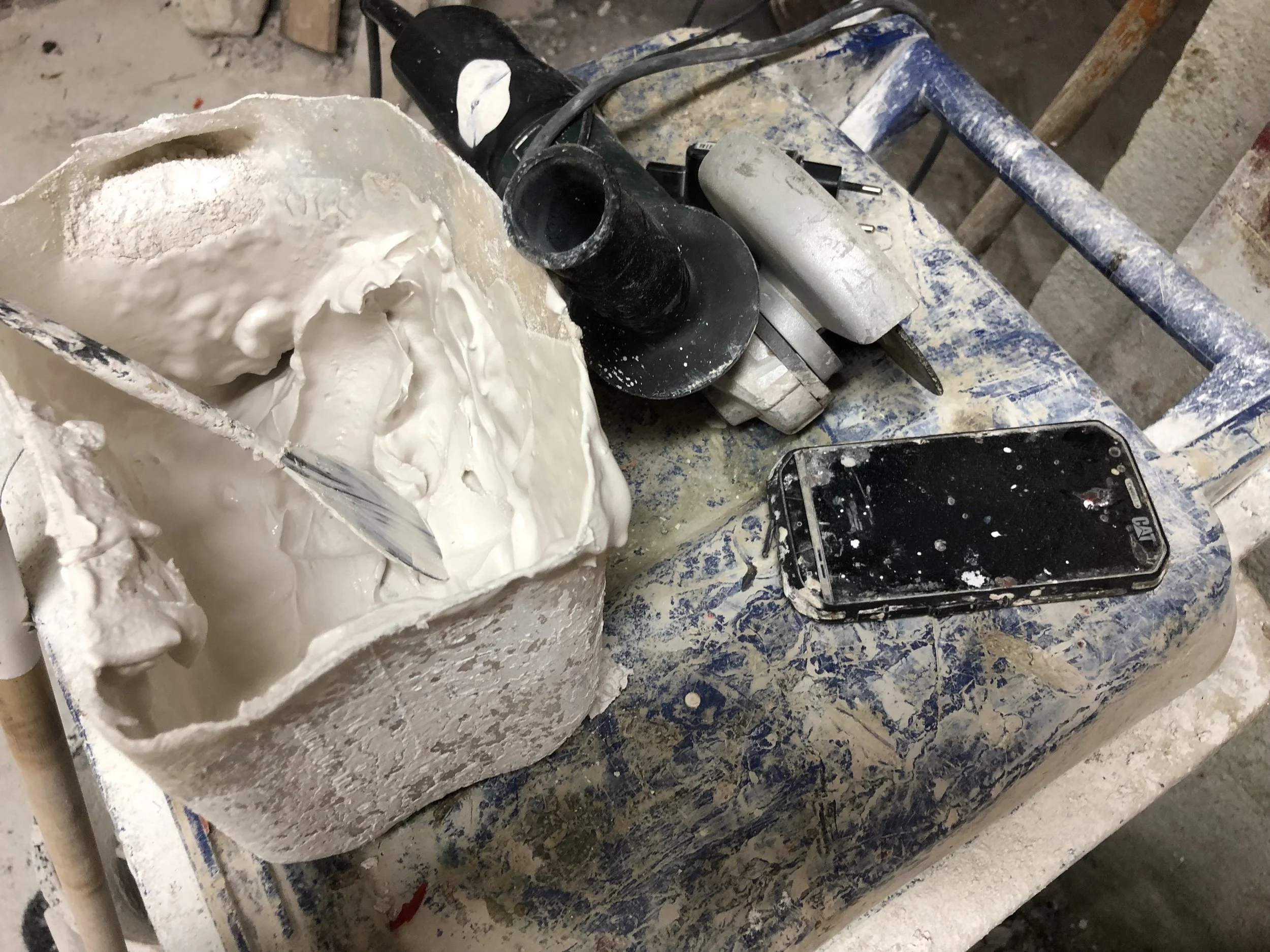 Glimt fra støperiet til Krtistiania Kunst- og Metalstøberi. Det går hardt ut over mobilen!