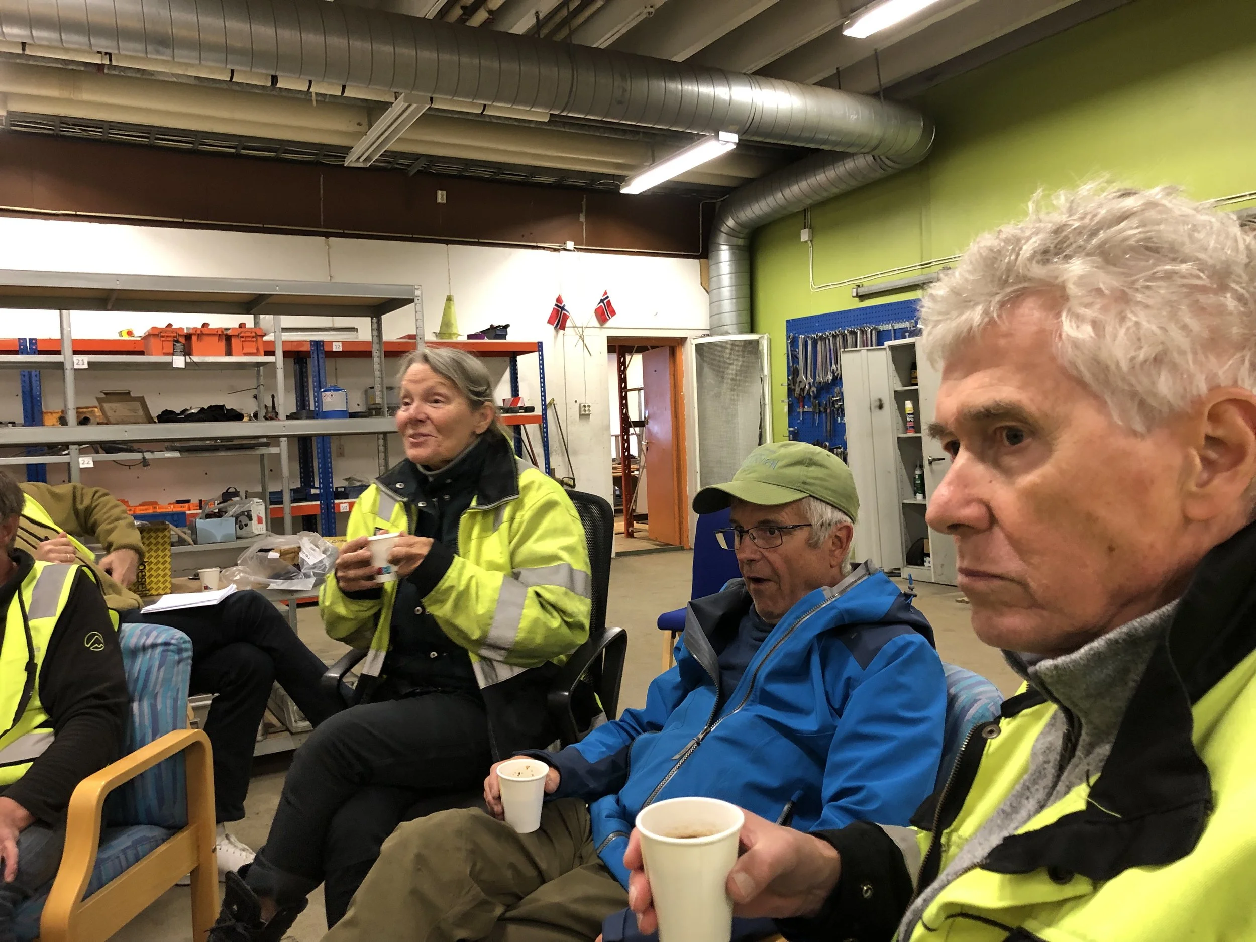 Kaffepause. Birthe Marie Løveid, Halle Mikkelborg og Trond Hansen.