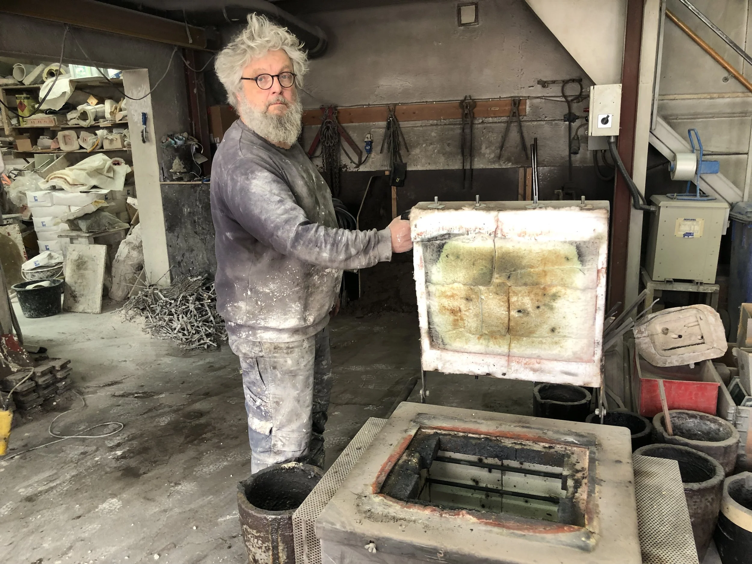 Bjørn-Thore Hansen ved en av ovnene.