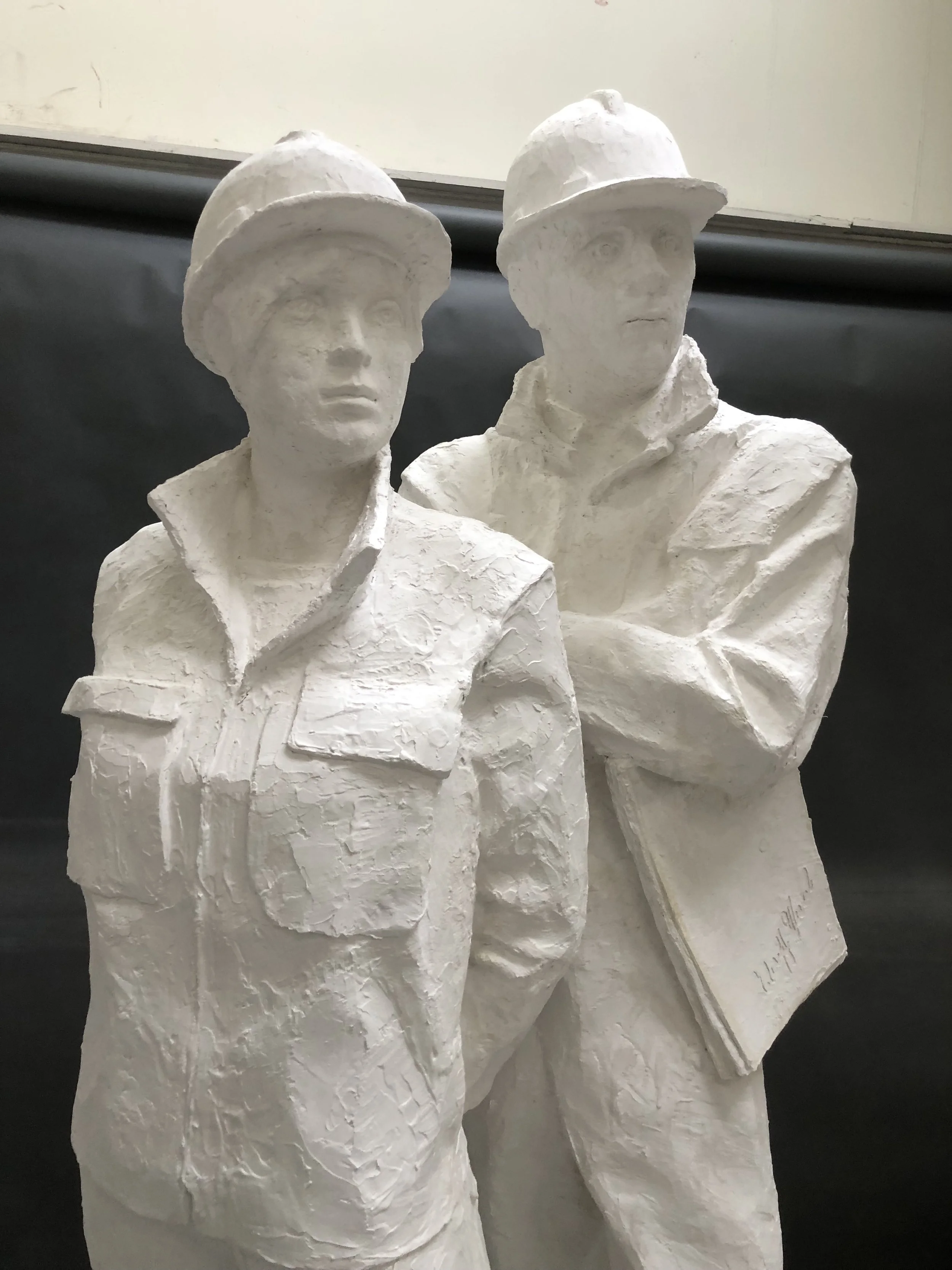 De to figurene, en mannlig og en kvinnelig tillitsvalgt i Nordens Klippe