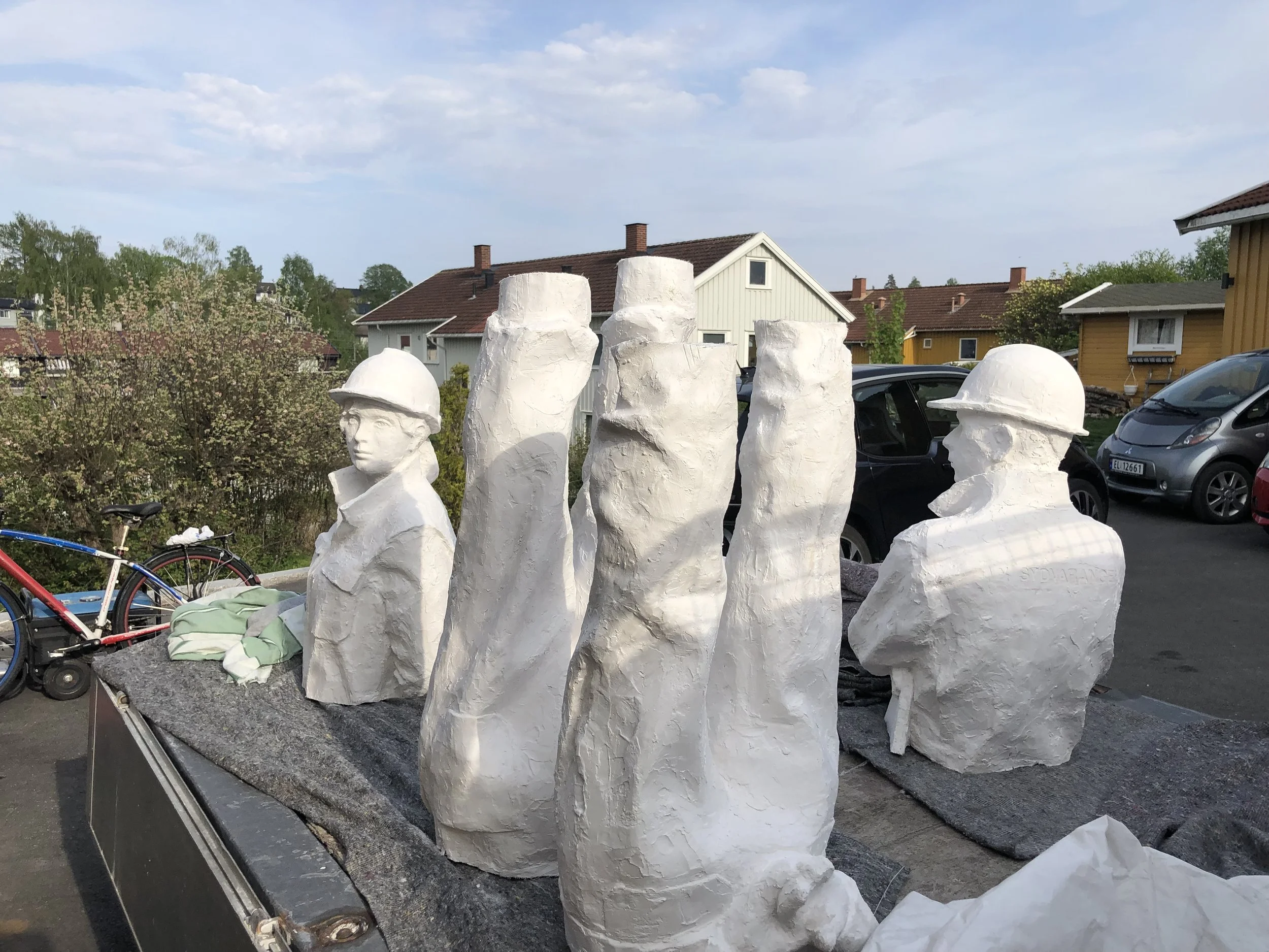 Figurene er kappet opp og på vei til støperiet