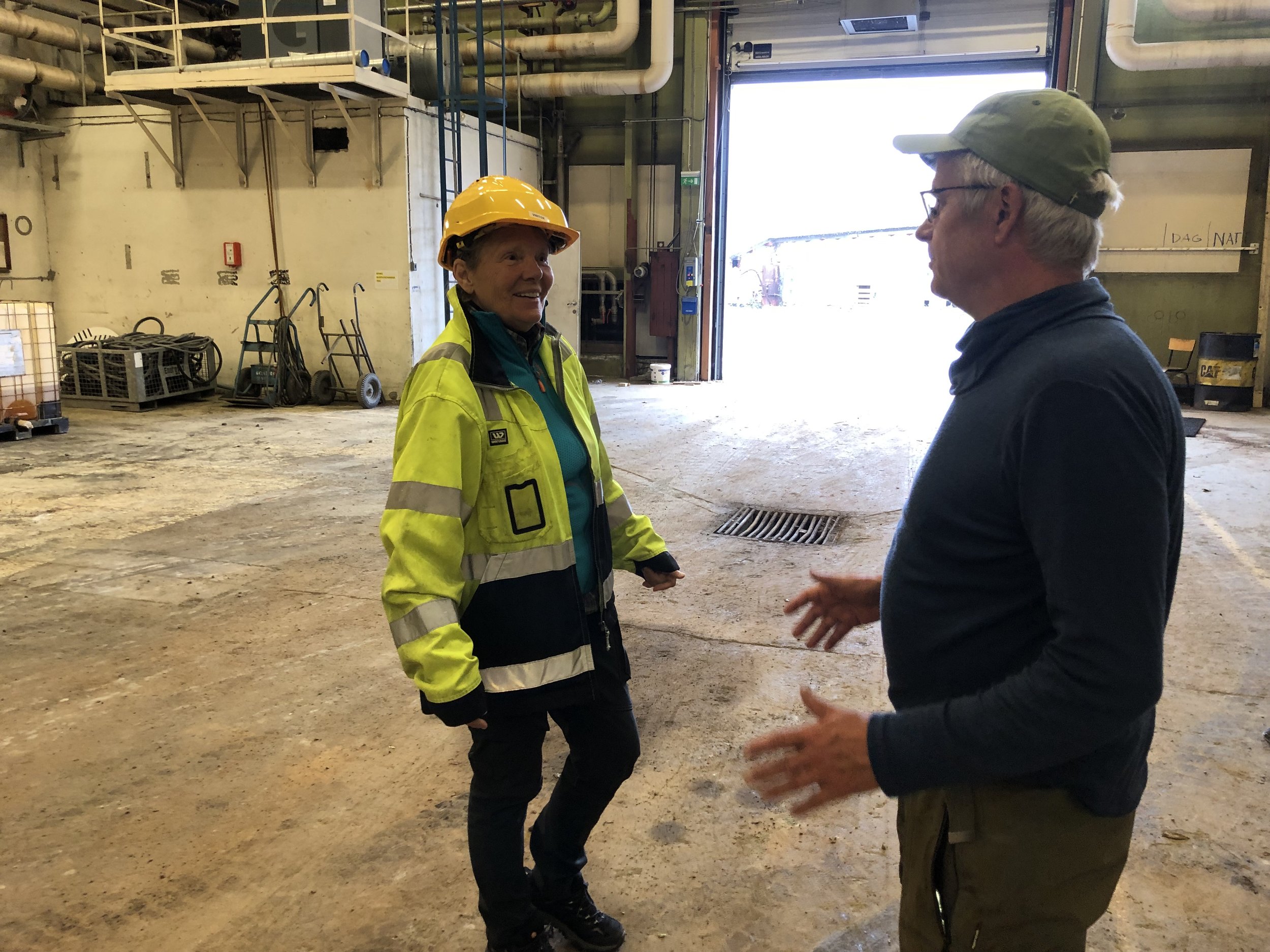 Birthe Marie Løveid og Halle Mikkelborg diskuterer.