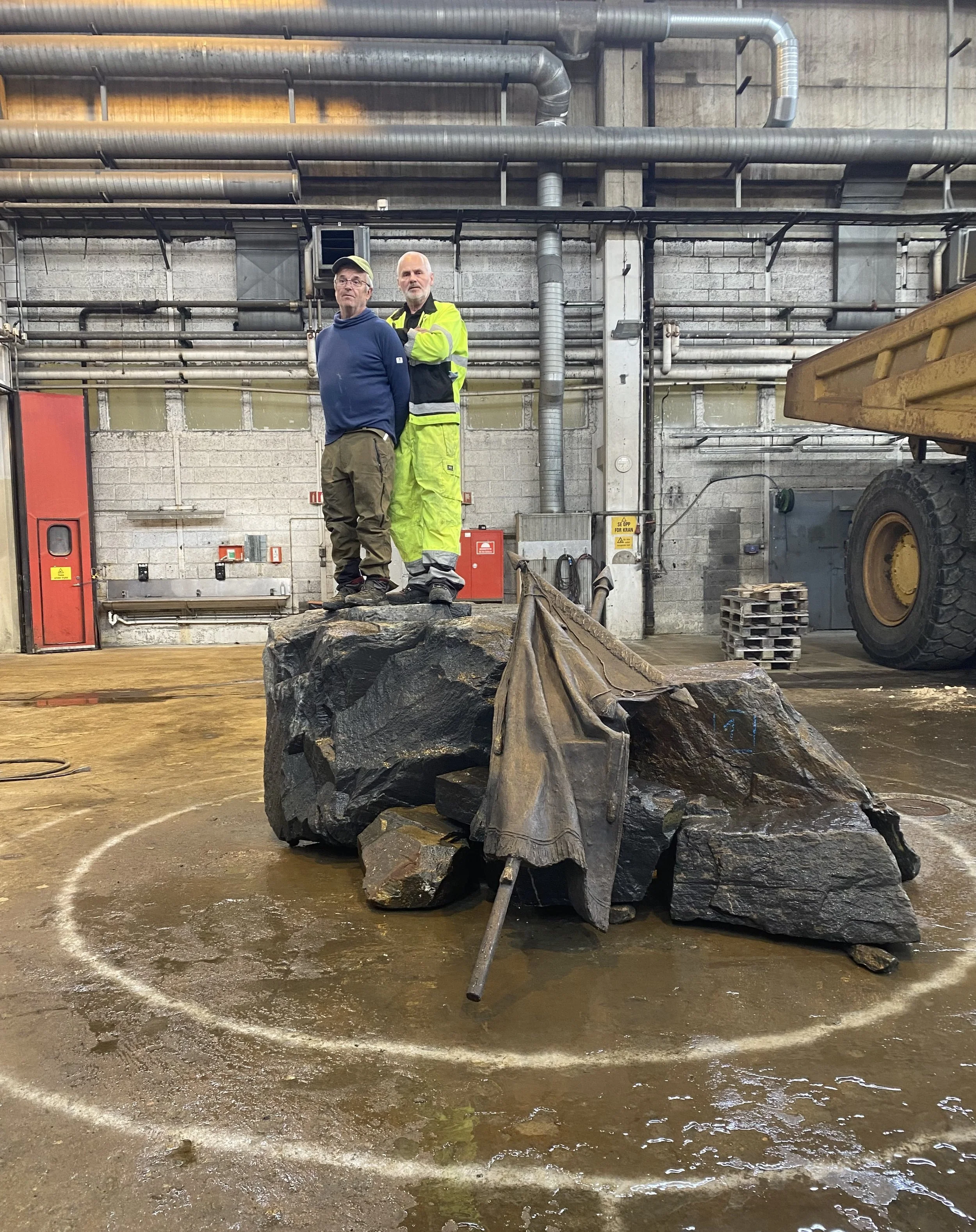 Kunstneren vil ha et blikk på hvordan dette skal bli. Halle Mikkelborg og Stein Larsen illustrerer figurene, sett forfra.