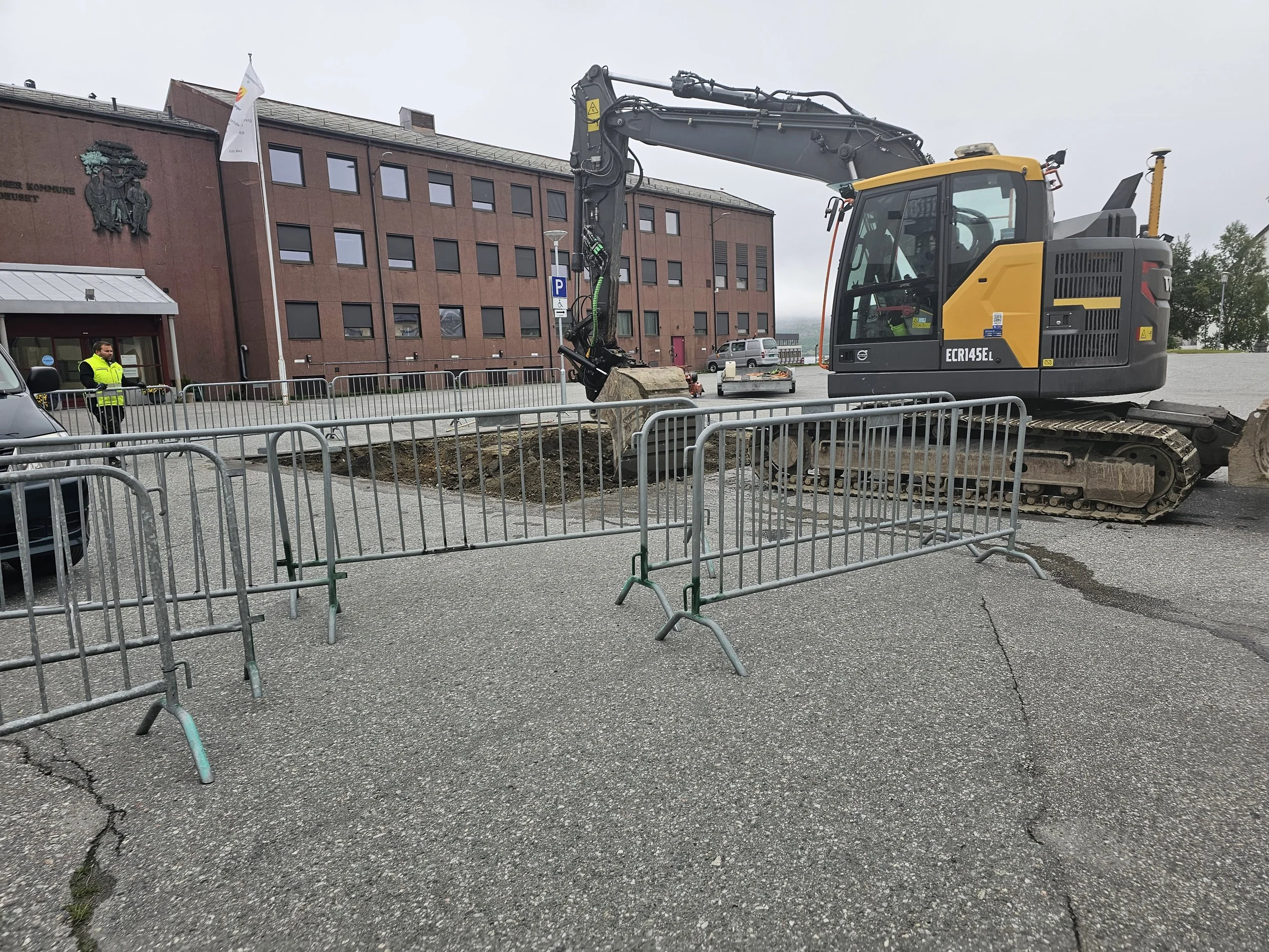 Første gravetak på Rådhusplassen i Kirkenes. Martin og Morten Ihler i gang med grunnarbeidet. 
