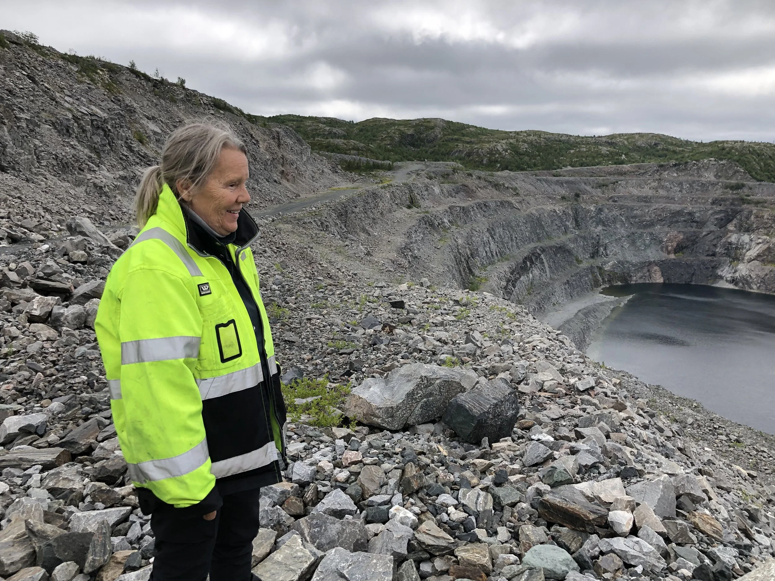 Birthe Marie Løveid skuer ned i Øst-malmen