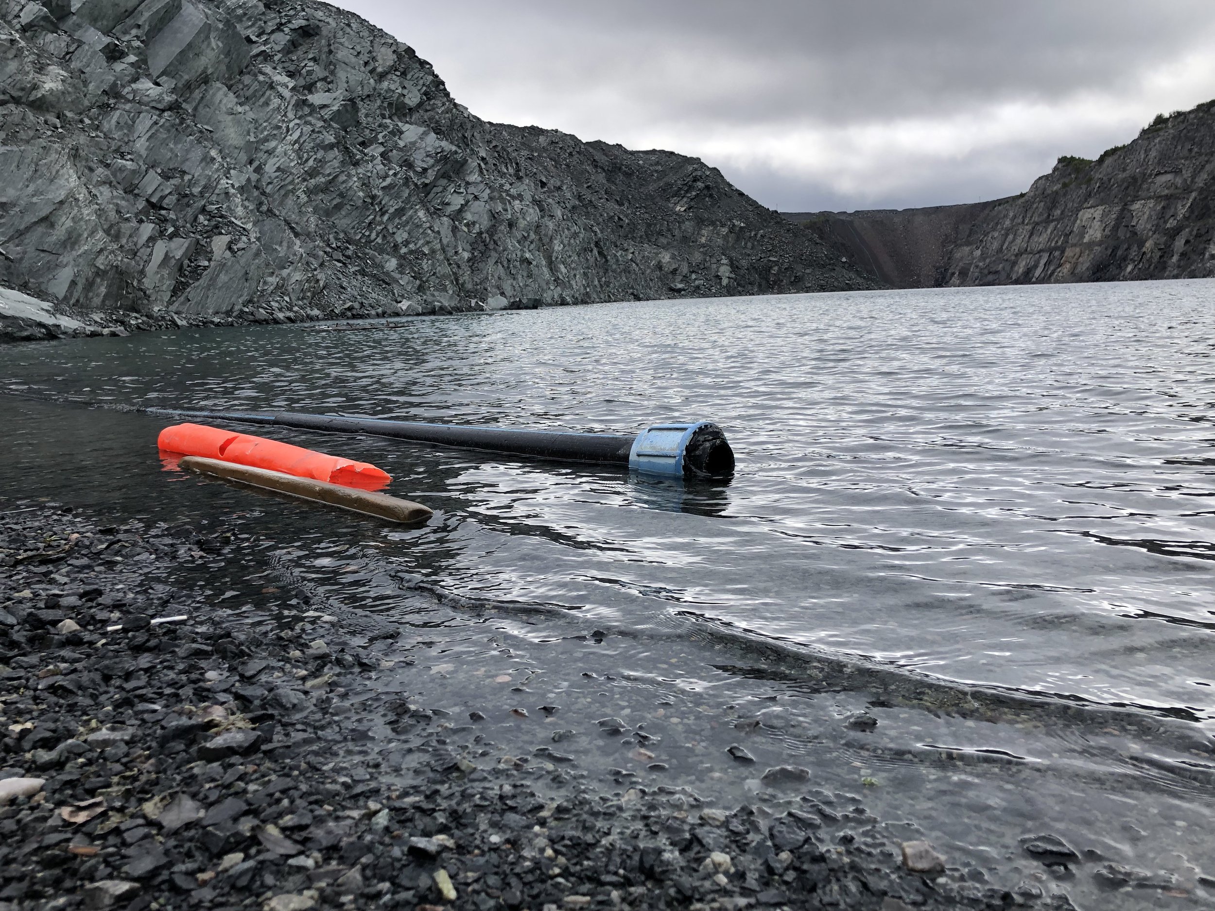 Her ligger en del slanger som tidligere er benyttet til å pumpe opp vannet fra dagbruddet.