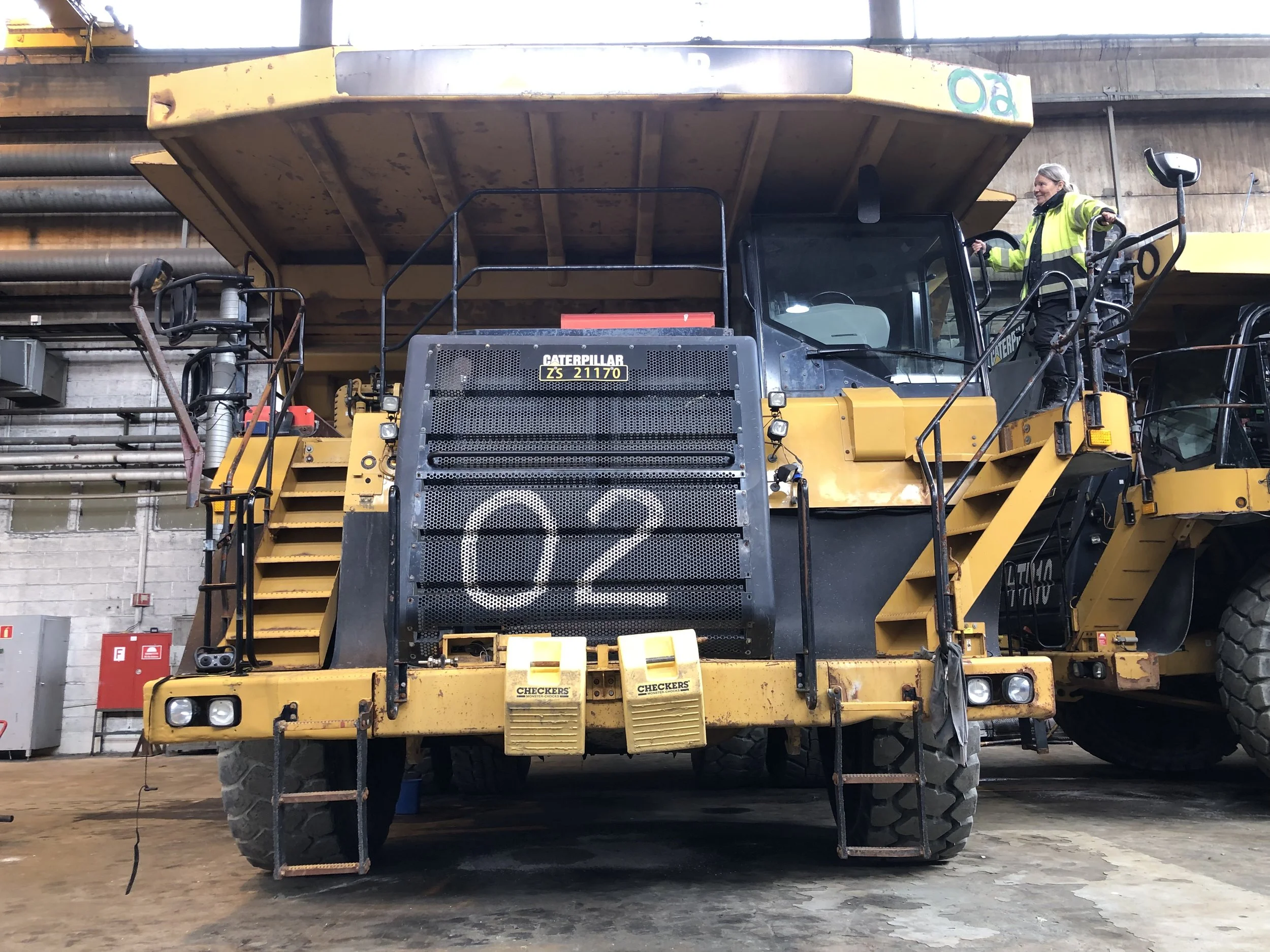 Her er Birthe Marie Løveid på en av truckene.