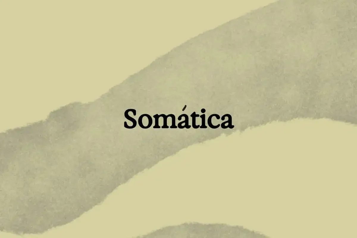 Texto que dice 'Somática' sobre un fondo de manchas de color beige y gris.