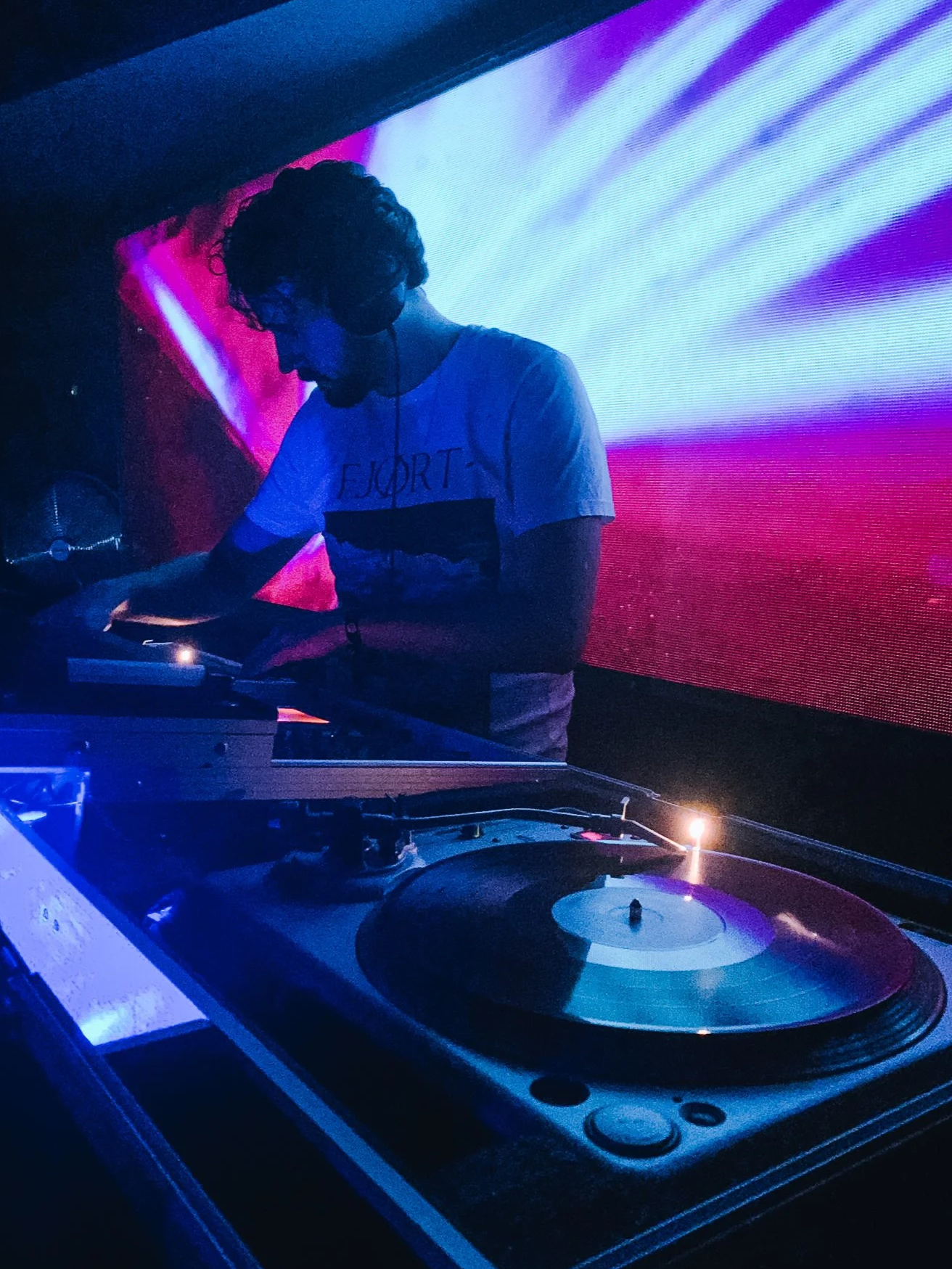 DJ Alex Klug legt auf