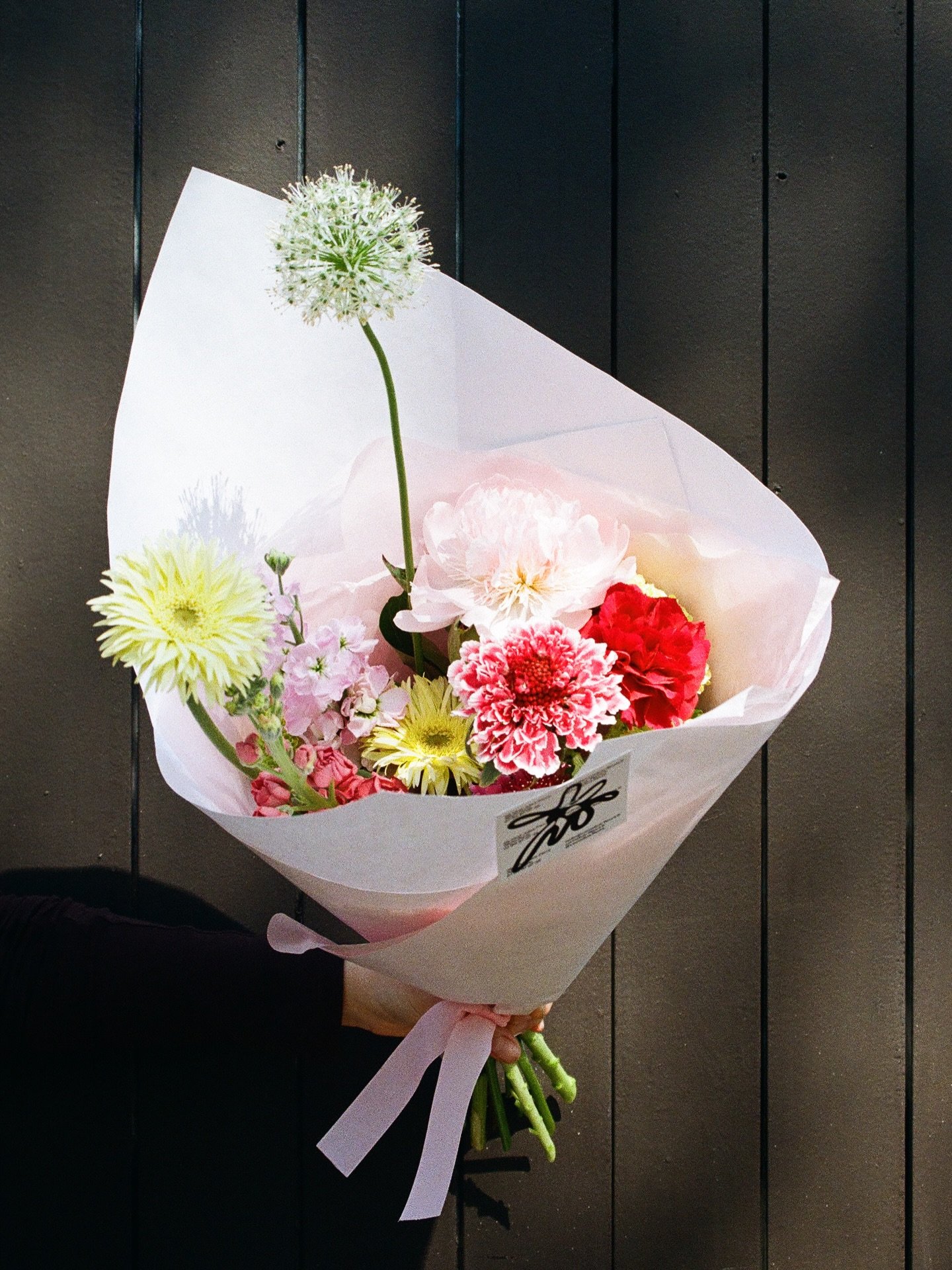 Les pr&eacute;-commandes pour la f&ecirc;te des m&egrave;res sont ouvertes. 
Trois bouquets sp&eacute;ciaux, les bouquets habituels, et une collaboration surprise sur le site 🌞
cornelius-fleurs.fr 
Rdv le 31 mai 

photo @romanefds