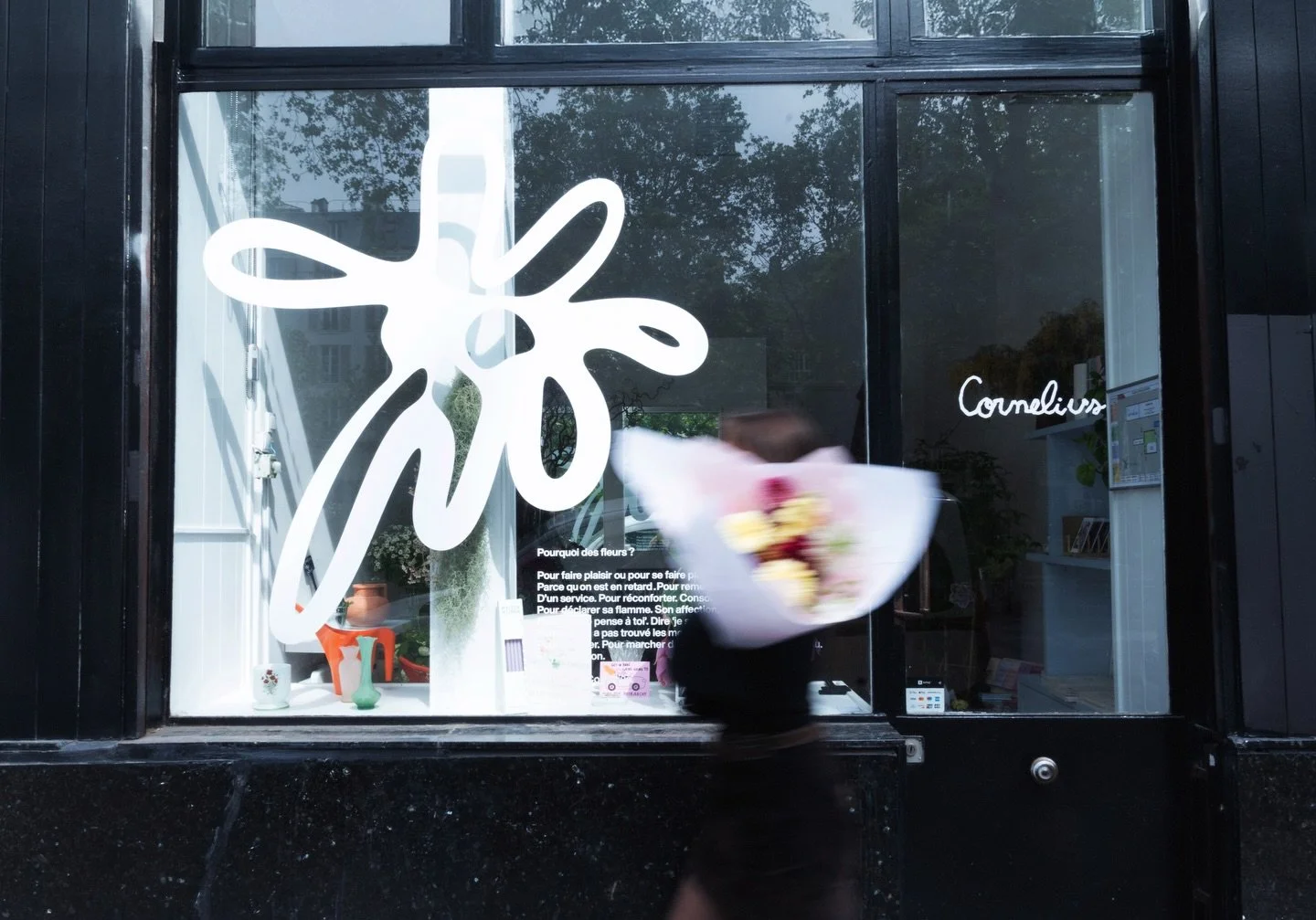 Des fleurs.
Pour marcher dans la rue, simplement. Avec des fleurs &agrave; la main. Et faire retourner les passants.
Parce que Cornelius.

Commandes f&ecirc;te des m&egrave;res dispo 🌞
Photos @manonlegorrec