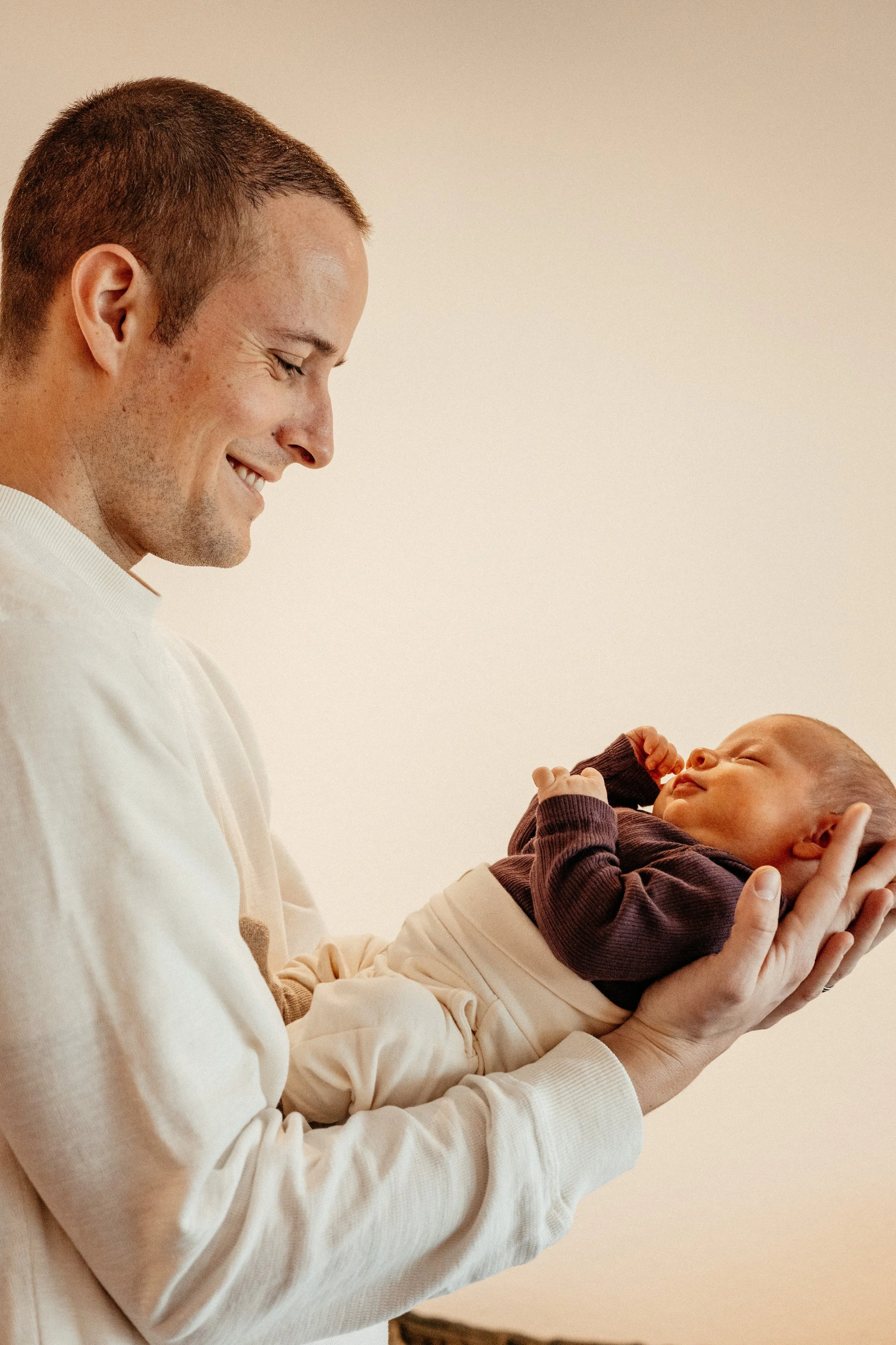 Vater mit Baby im Arm