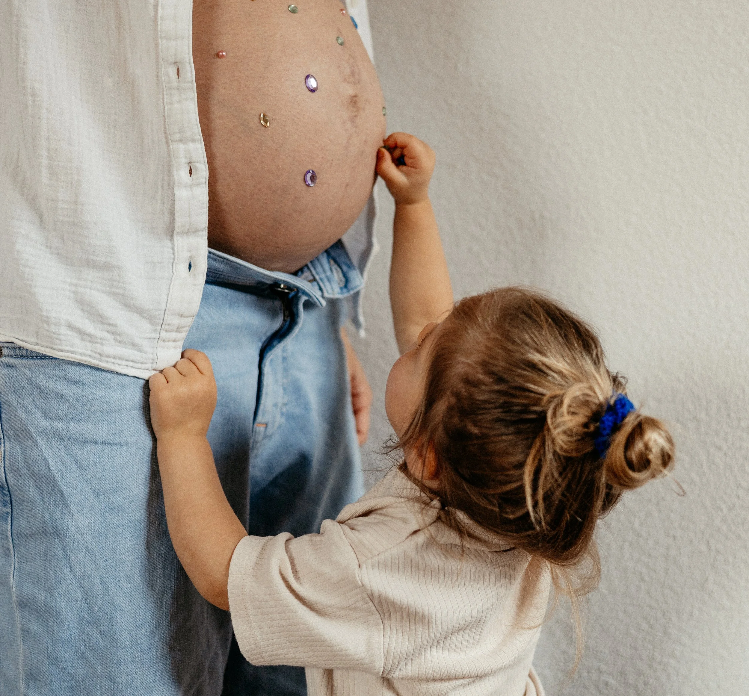 Babybauch mit Glitzer