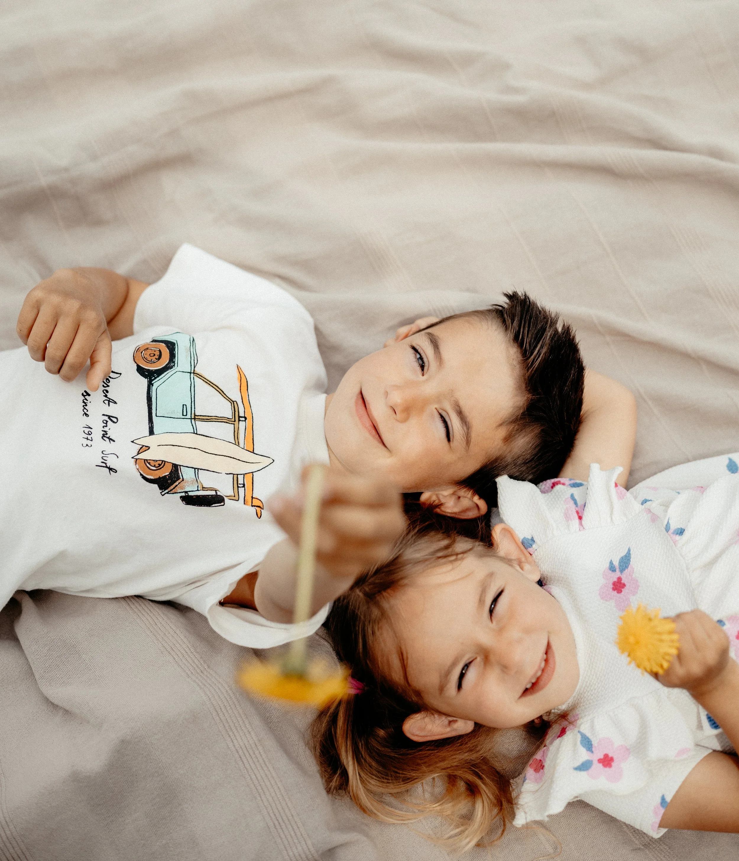 Junge und Mädchen liegen auf einer Decke