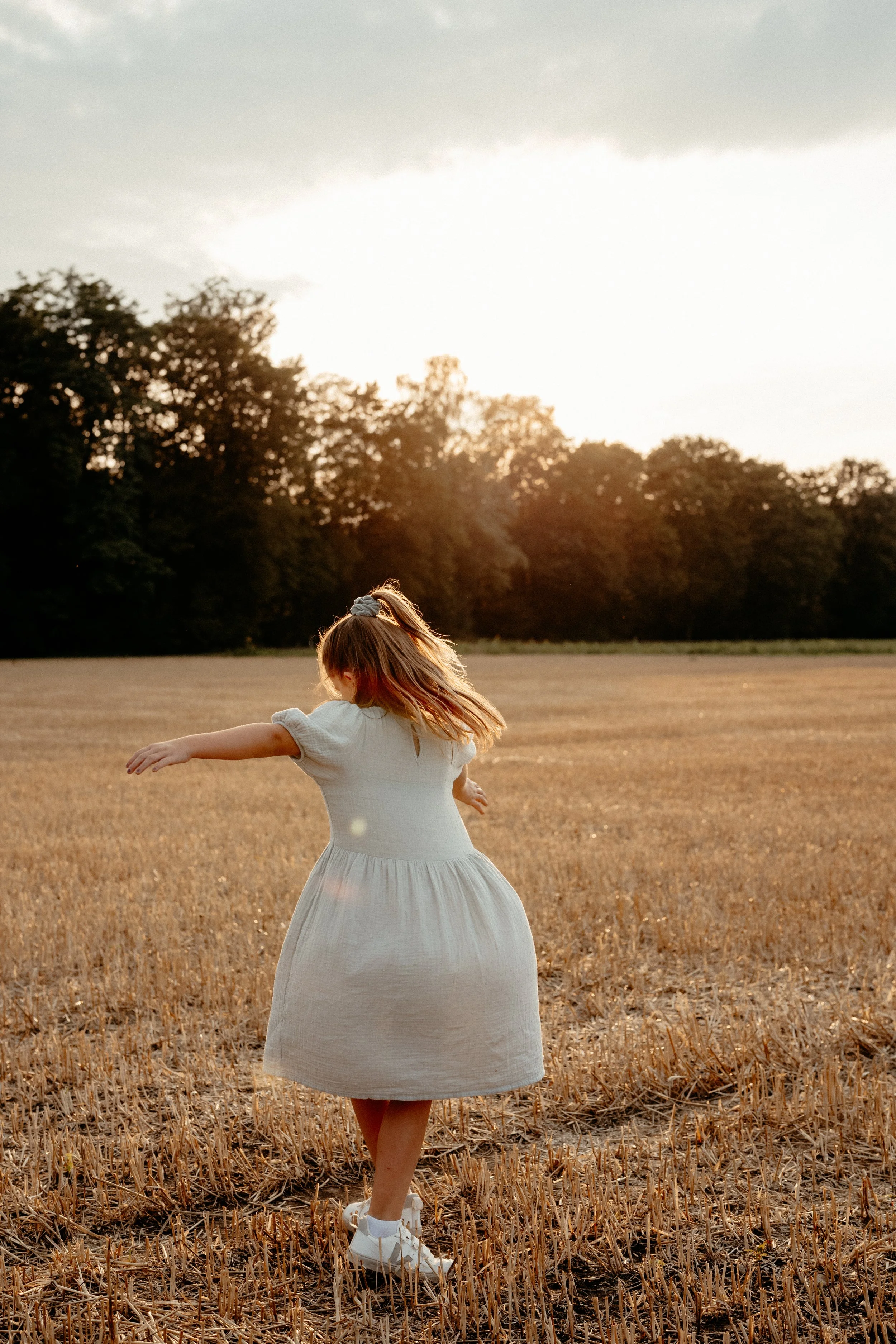 Mädchen tanzt in der Abendsonne