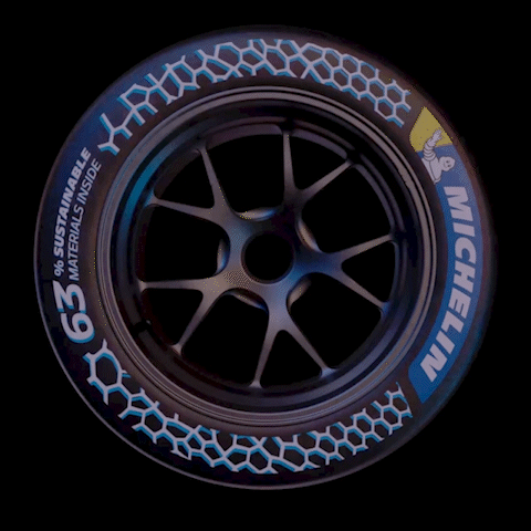Räder mit Michelin-Reifen, der auf Nachhaltigkeit und umweltfreundliche Materialien hinweist.