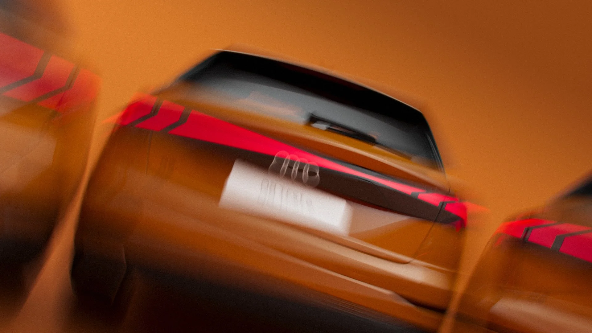 Nahaufnahme eines Audi-Fahrzeugs mit Fokus auf das Heck, leicht verschwommen durch Bewegungseffekte, in einem warmen Licht, vermutlich im Showroom oder bei einem Autotreffen.