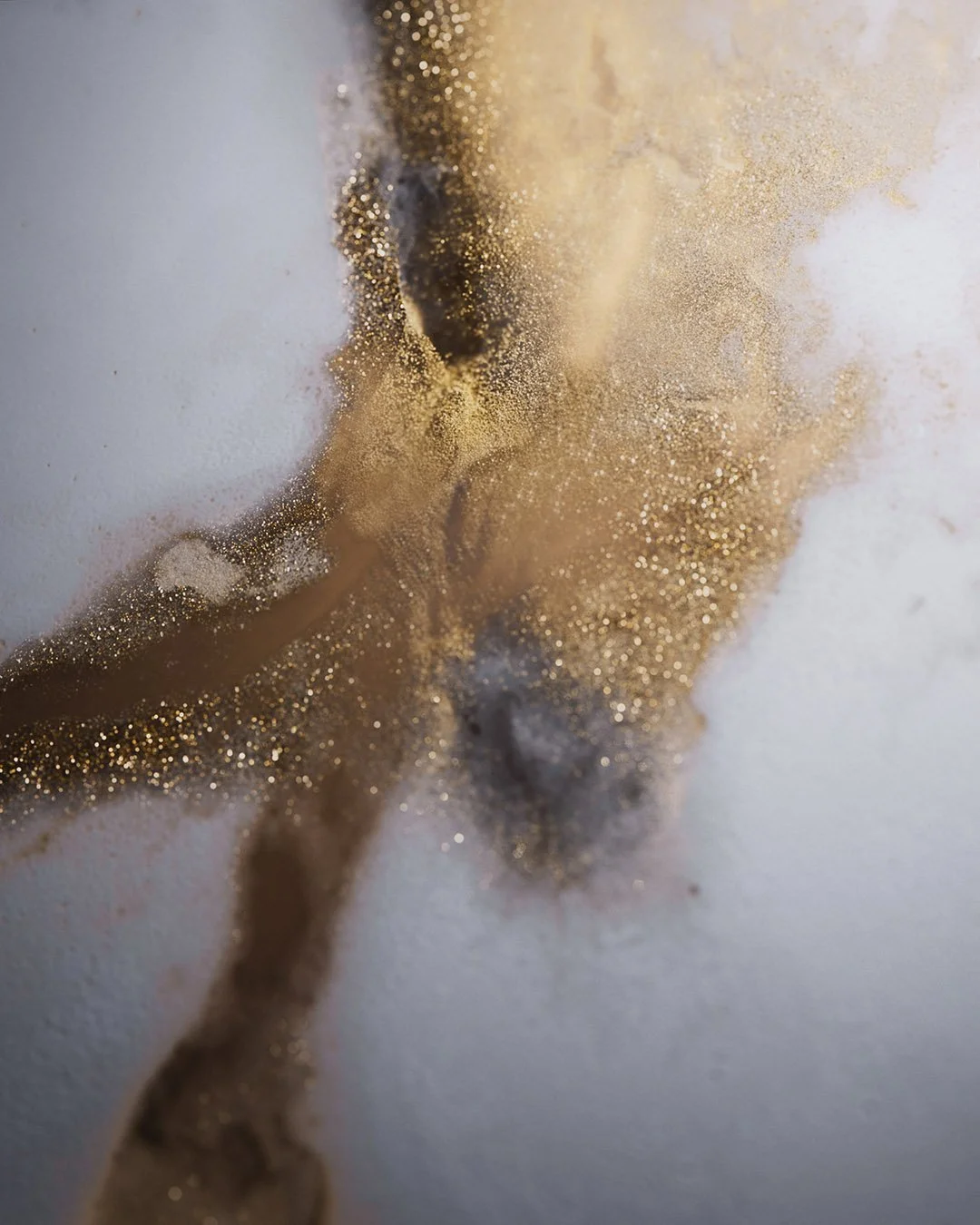Goldglitter auf einer weißen Oberfläche