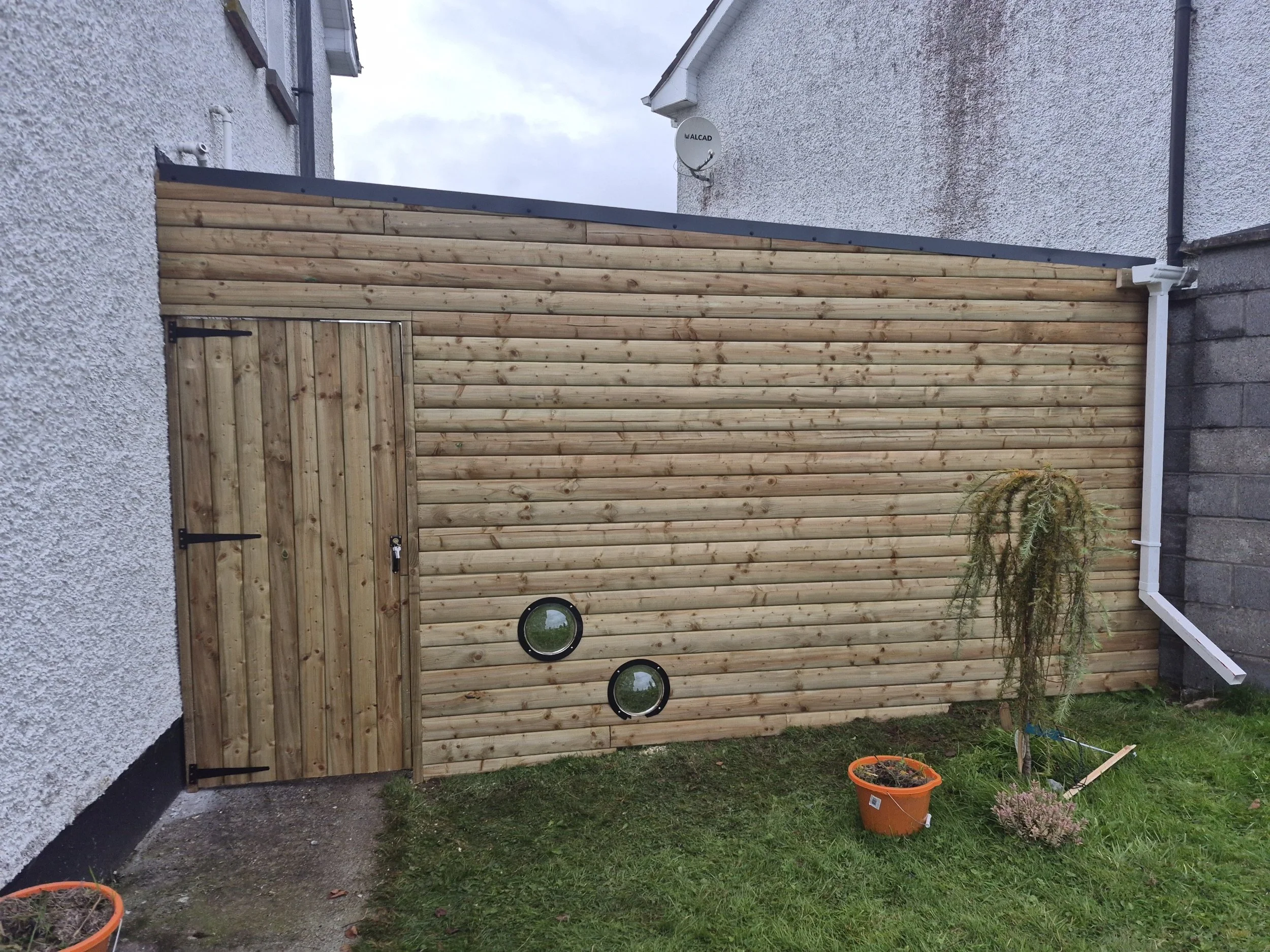 Partially Enclosed Lean-To