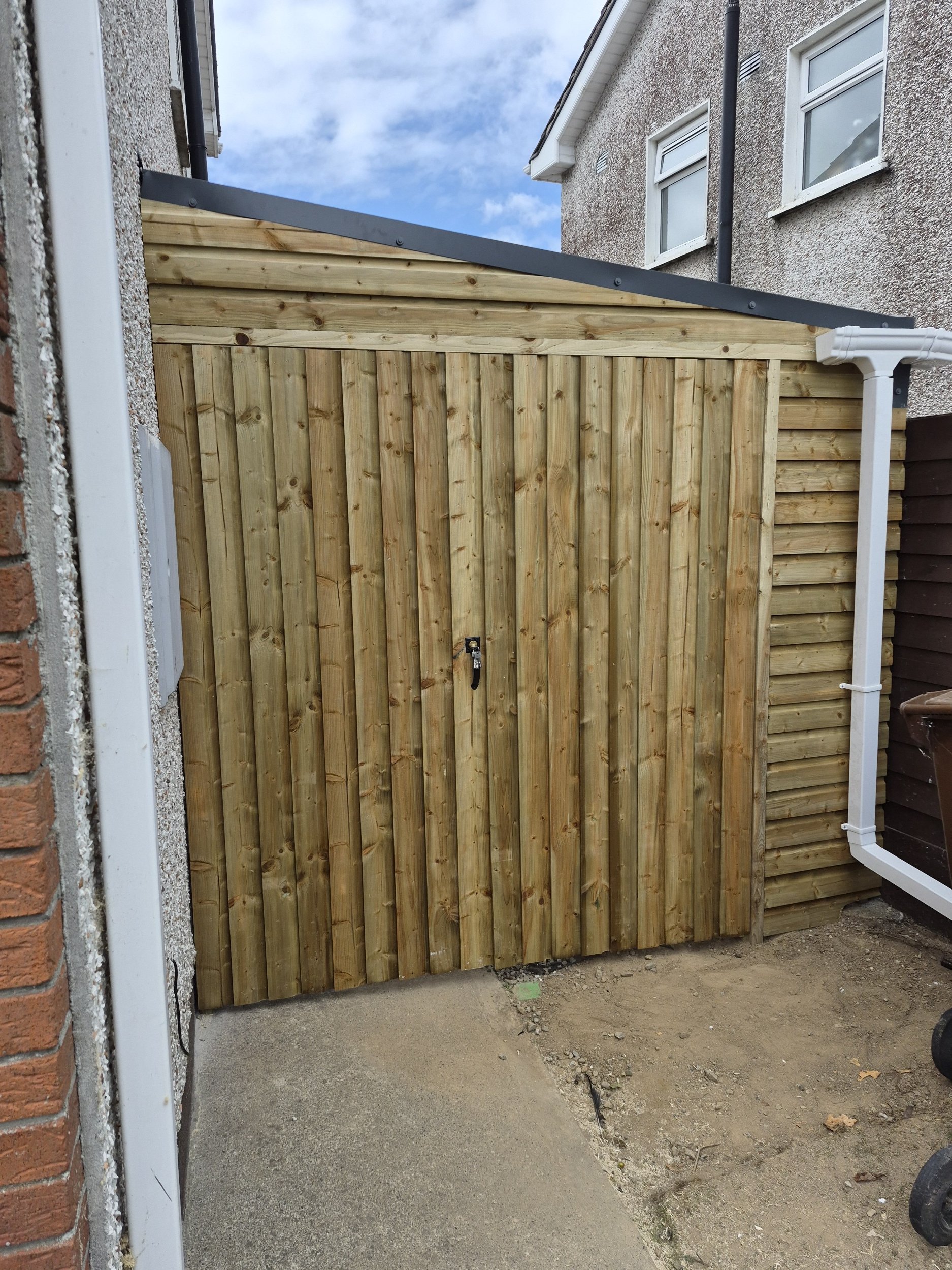 Fully Enclosed Lean-To with Double Doors & Dog Gate