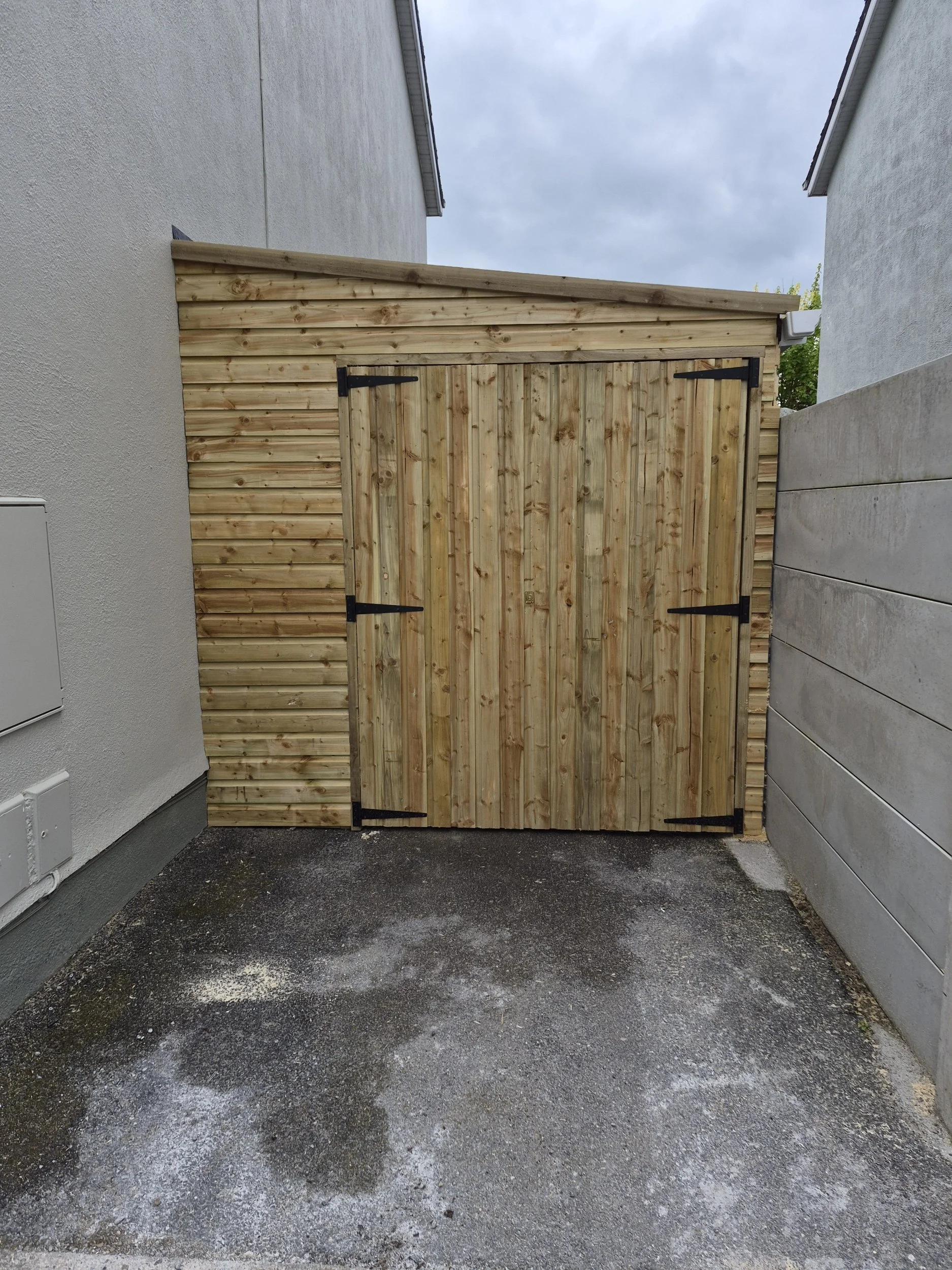 Fully Enclosed Lean-To with Double Doors & Rear Overhang