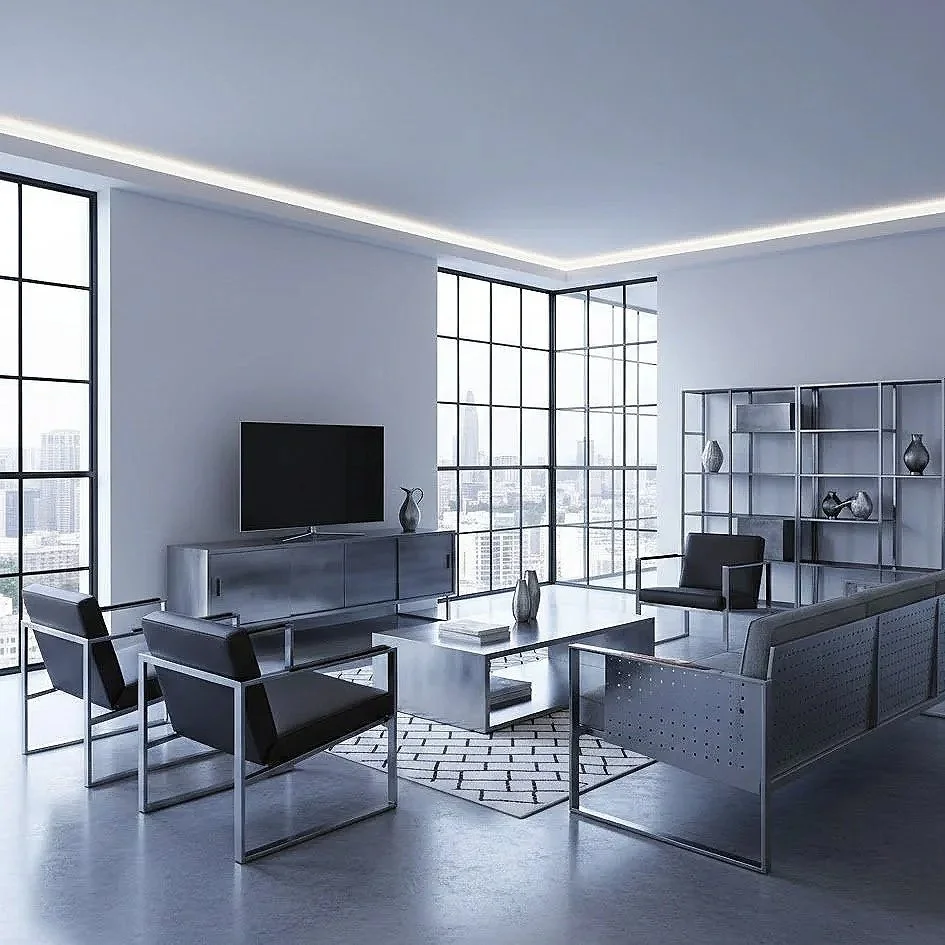 Salon moderne avec grands fenêtres, meubles noirs et métal, télévision, étagères décoratives, et vue sur la ville