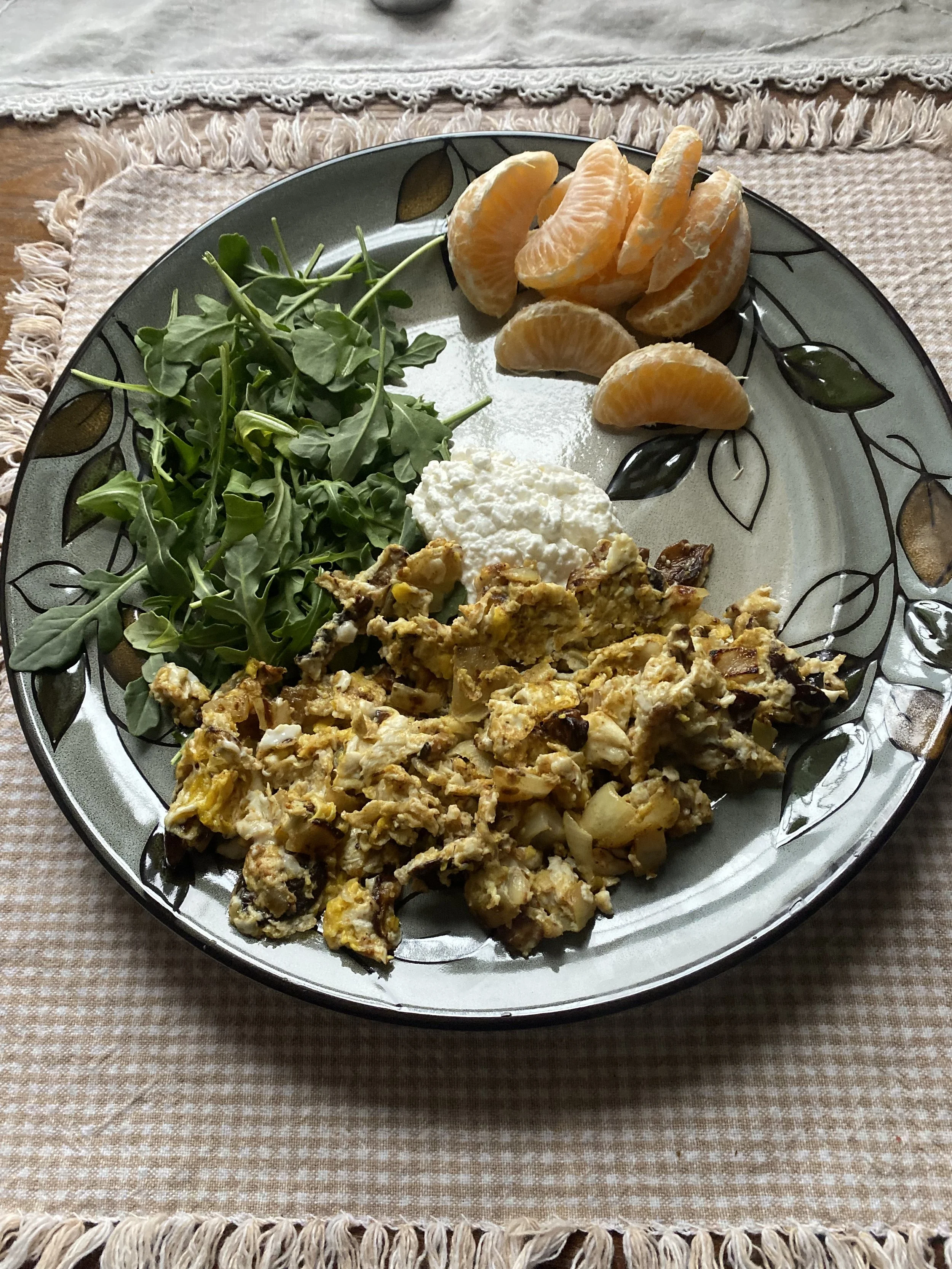 satiating, blood sugar balancing breakfast. arugula with lemon juice, mandarin orange, cottage cheese, eggs with black beans