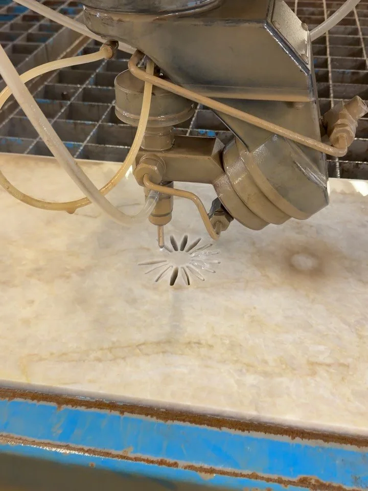 Waterjet in Aktion! Ablauf Abdeckung f&uuml;r ein Doppelwaschtisch aus Taj Mahal Quarzit! #waterjet #nature #stone #hamburg