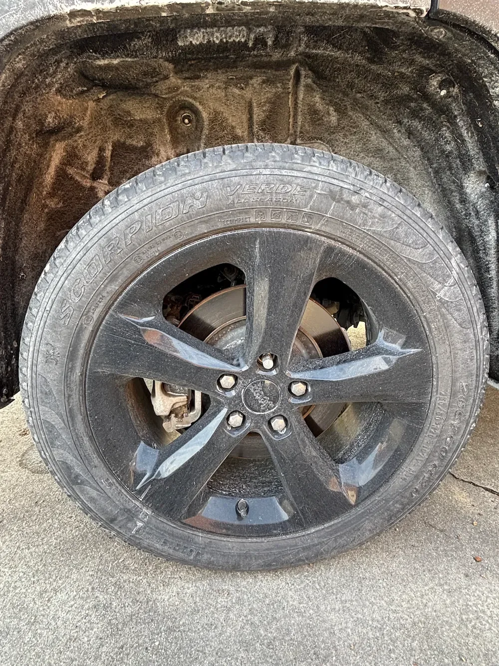 Dirty vehicle exterior prior to mobile detailing