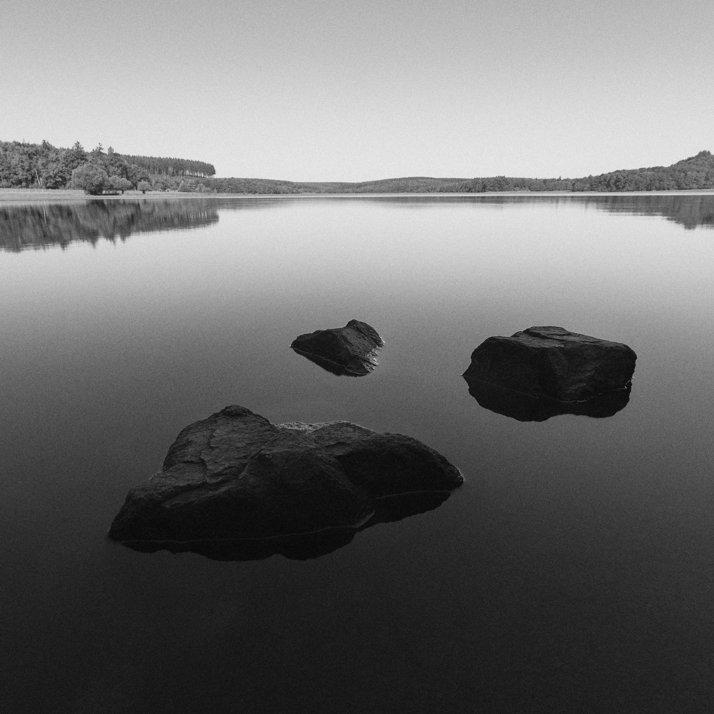 Floating rocks, Lac de St Agnan, Morvan, sept. 2025