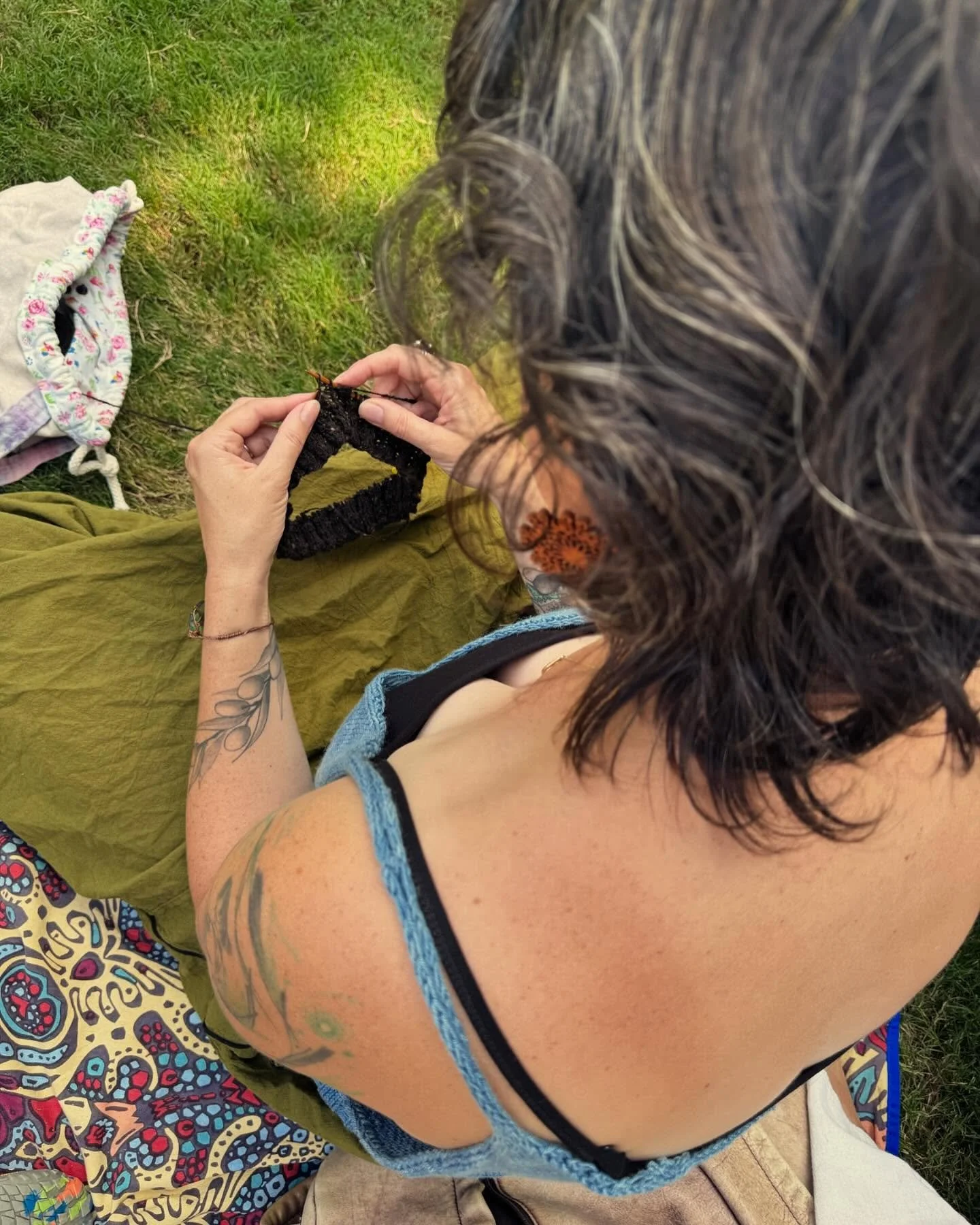 Summer festival knitting vibe 

@ncfolkfestival last weekend. Knitting the #hipsterhat pattern by @petiteknit 

Yarn is hand spun skein made from Shetland fleece. The fiber was produced by the gorgeous sheep on @sheisferal homestead.

Photo credit: @