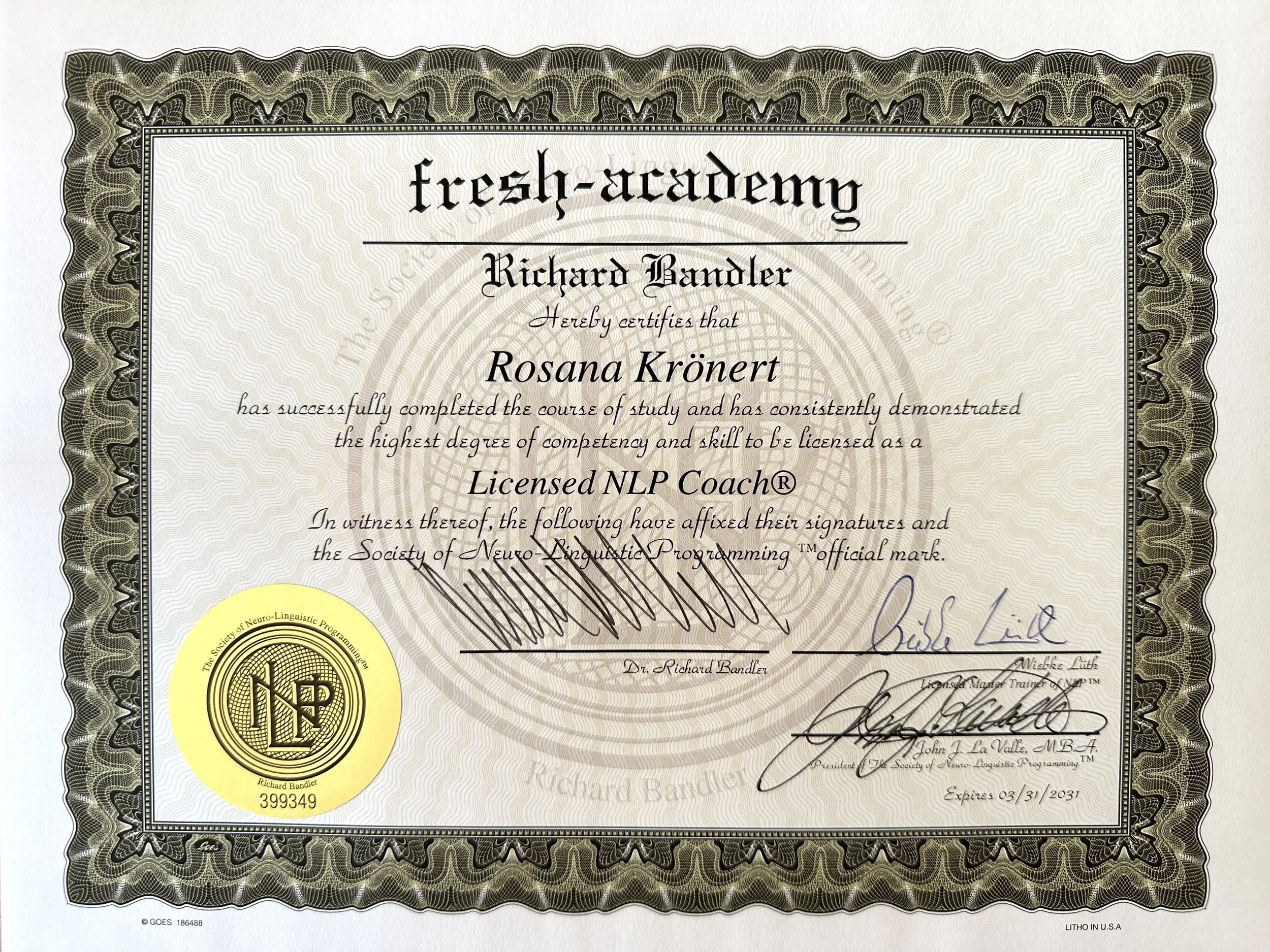 Urkunde für Richard Bandler, ausgestellt an Rosana Krönert, mit Unterschriften und einem goldenen Siegel der Gesellschaft für Neuro-Linguistisches Programmieren.