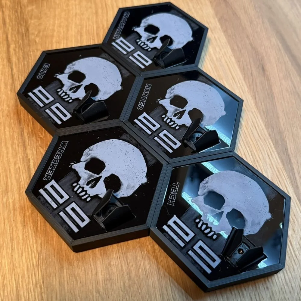 Stojánky na akční figurky vyrobené 3D tiskem