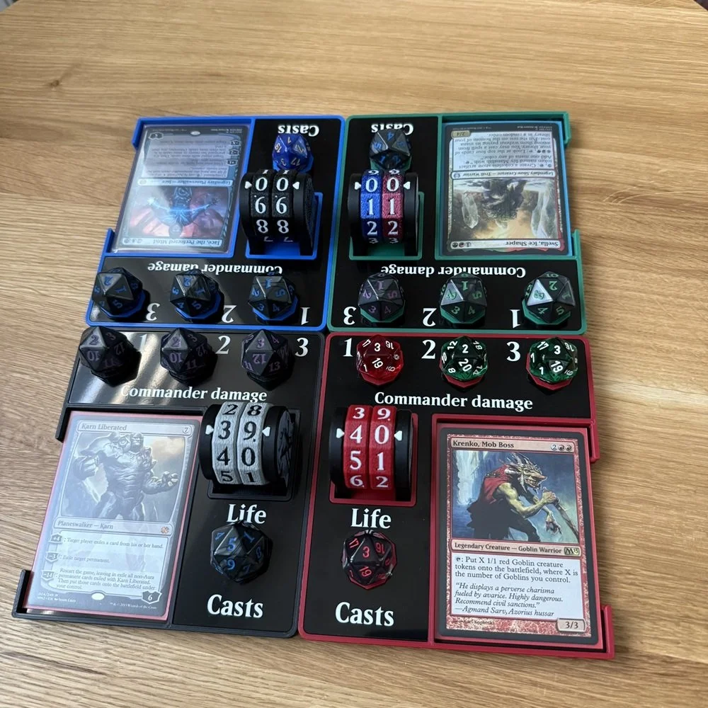 3D Tisk - organizér na karetní hru s tištěným tělem a akrylátovou deskou s gravírováním na pohledové straně