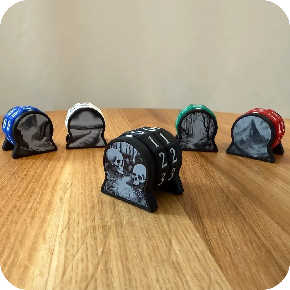 3D Tisk - počítadla životů s gravírovanými logy