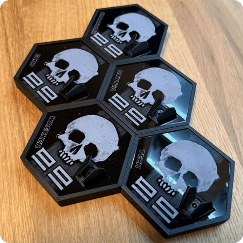 Kombinace 3D tisku a laserového gravírování - podstavce na akční figurky