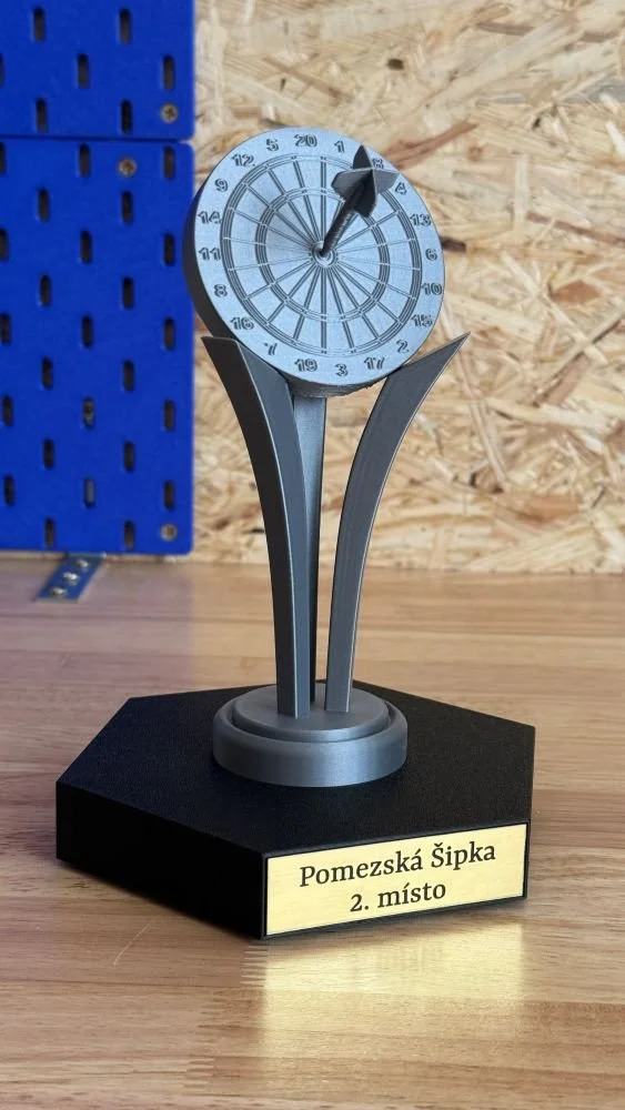 Levná alternativa trofeje šipkařského turnaje vyrobená metodou 3D tisku