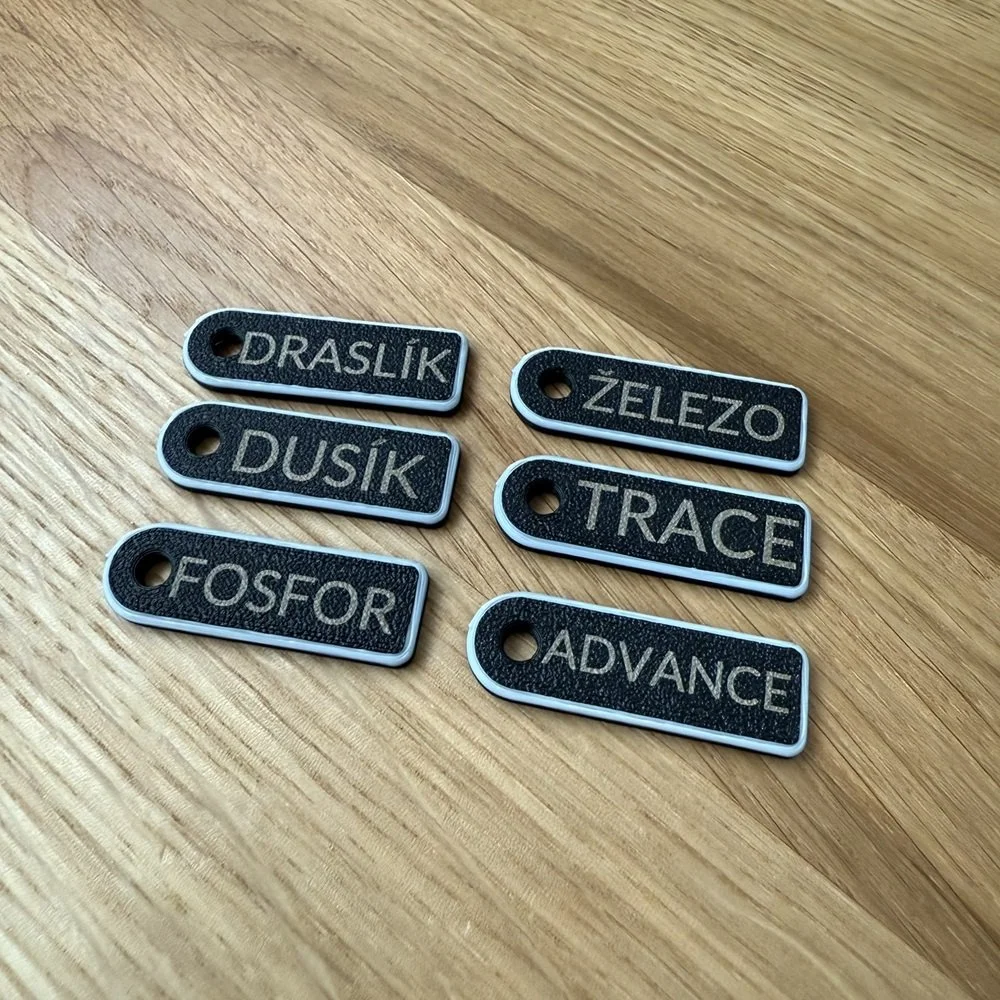 3D Tisk - cedulky s gravírovaným textem pro označení hadiček dávkovacího čerpadla