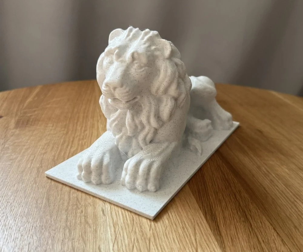 3D Tisk - soška lva vyrobená z filamentu s imitací mramoru