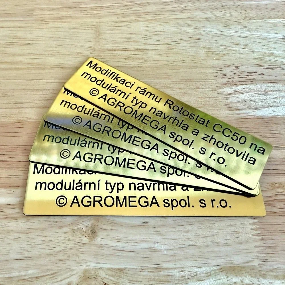 Laserové gravírování výrobních plaket zemědělského stroje